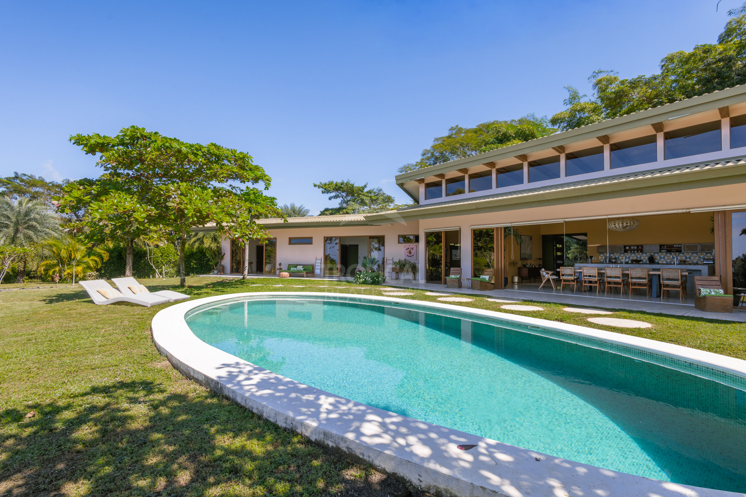 Villa de lujo con vista al mar en condominio cerrado – 3 habitaciones / 3.5 baños, piscina y lote de 5.000 m²