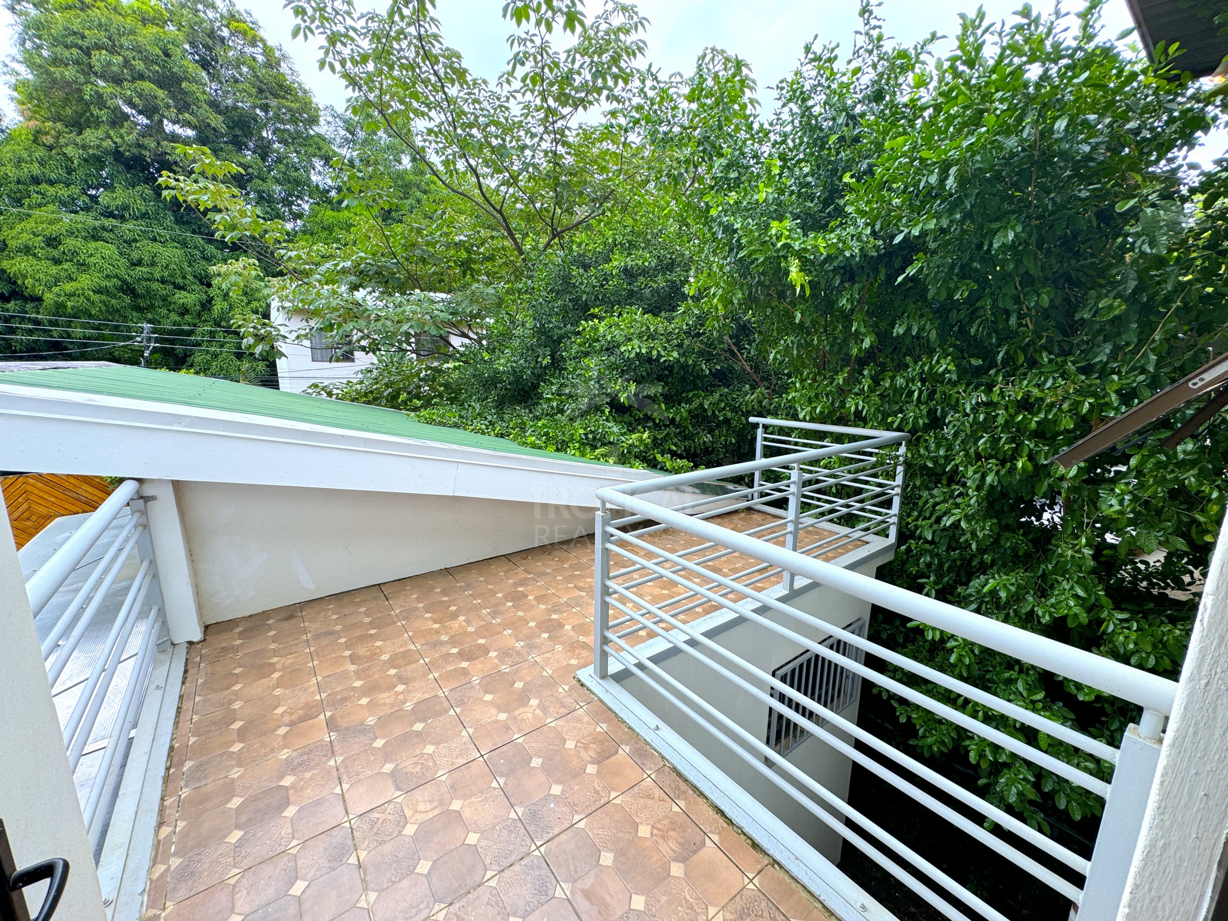 Modern Home for Sale in Playas del Coco – 2 Bedrooms, Fenced Garden, and Pool Potential