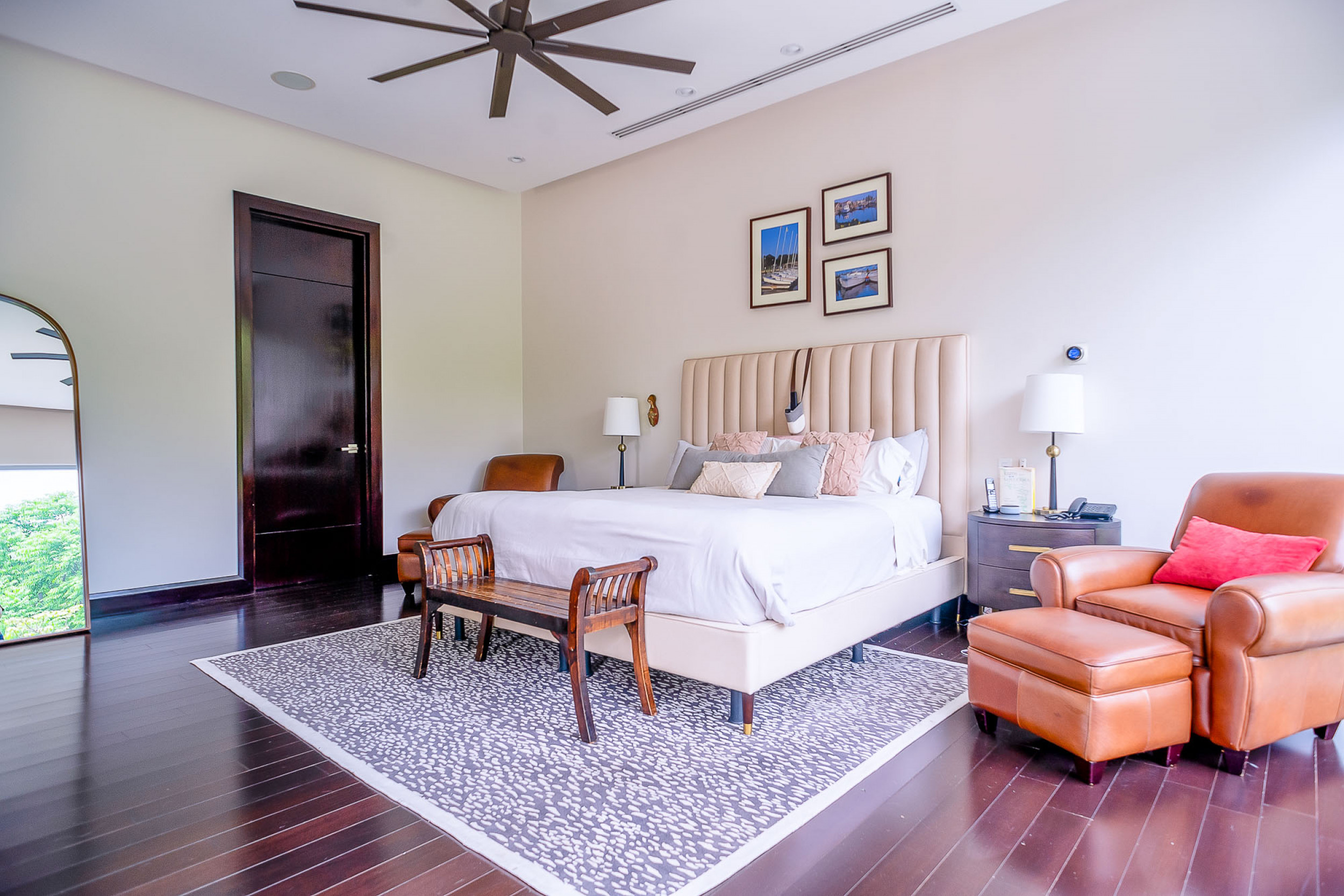 Luxurious Living: Casa Illuminata - Where Contemporary Elegance Meets Natural Splendor