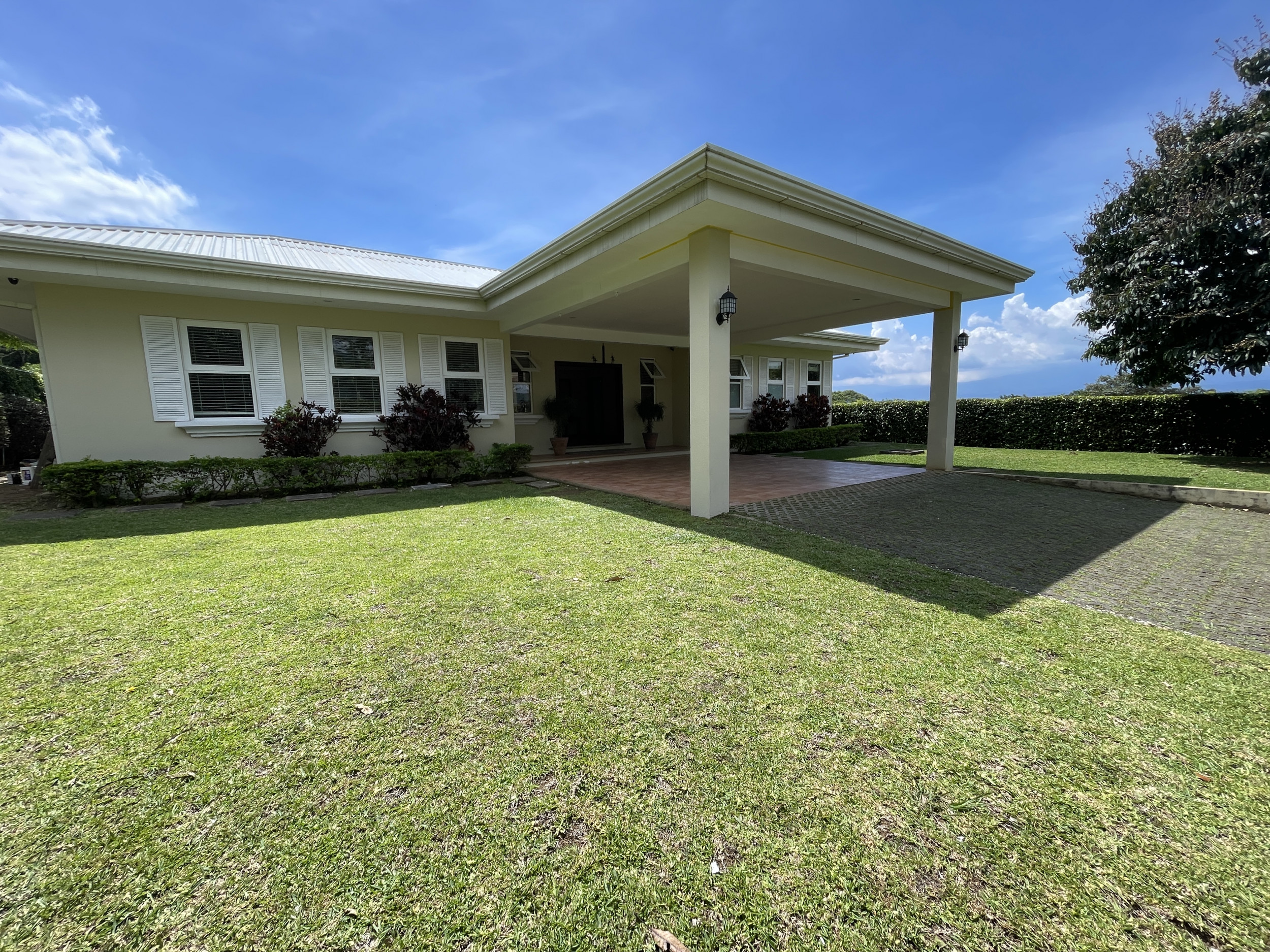 House for sale in Ciudad Colón, El Rodeo – With Pool and Spacious Green Areas