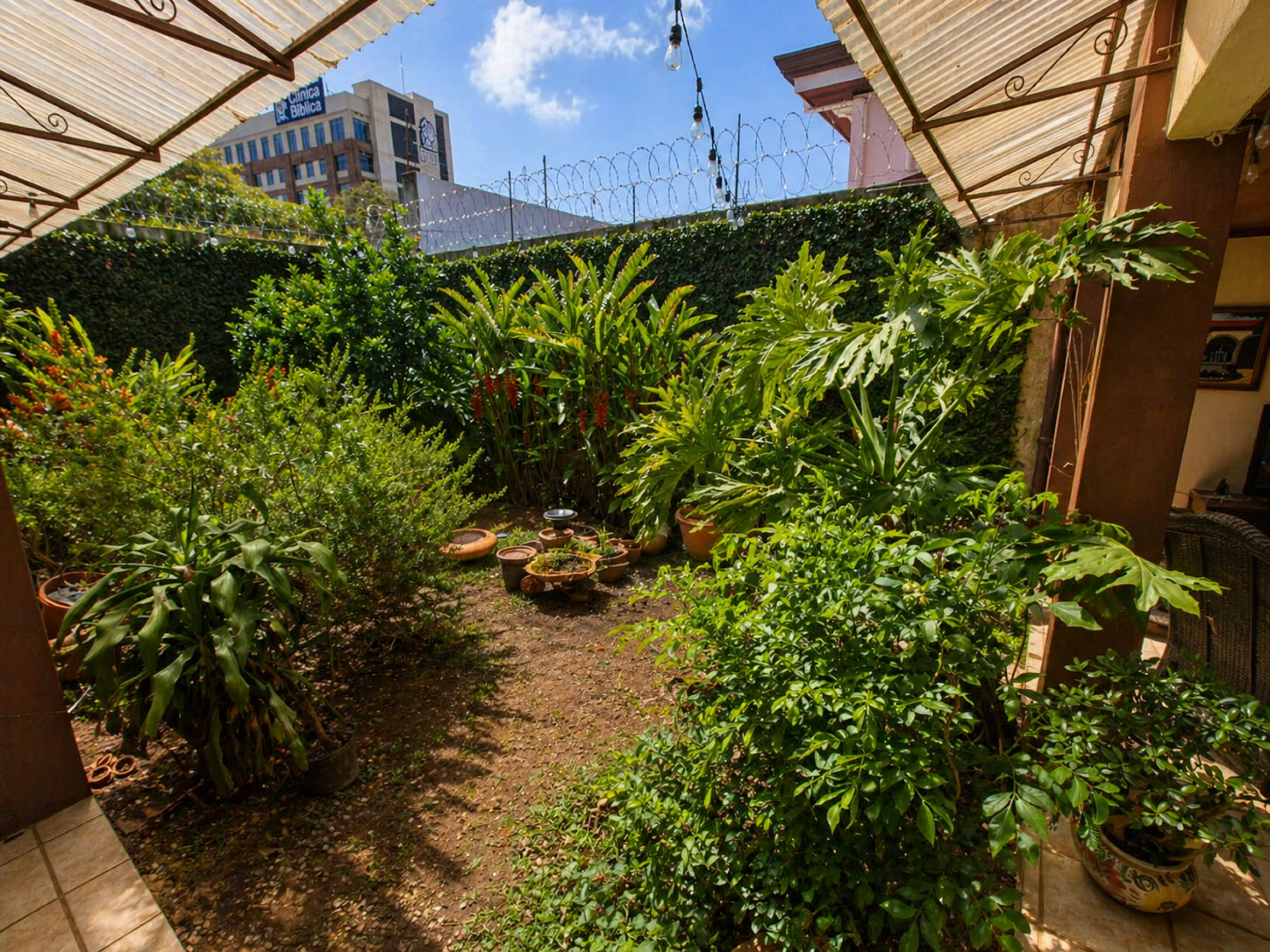 Home for Sale in Curridabat – 3 Levels, Office, TV Room & Spacious Layout