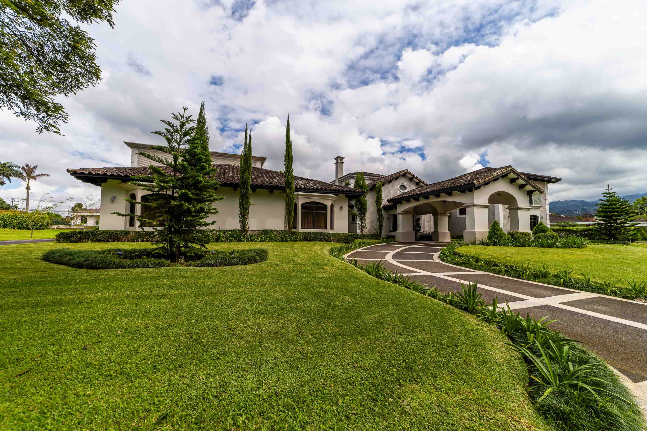 Monteran Luxury Estate: Exquisite 3-Bedroom Residence SOLD