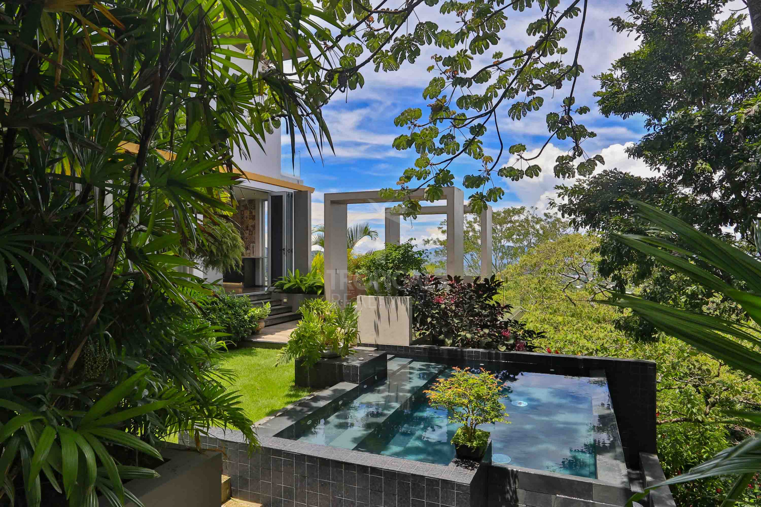 Luxury Home for Sale in Ciudad Colón – Infinity Pool & Forest Views