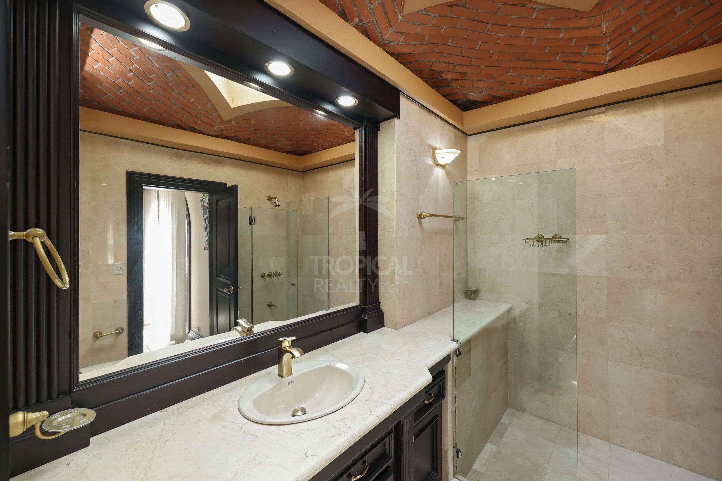 Luxury Home for Sale in Pinares de Curridabat – Modern Elegance Meets Timeless Comfort