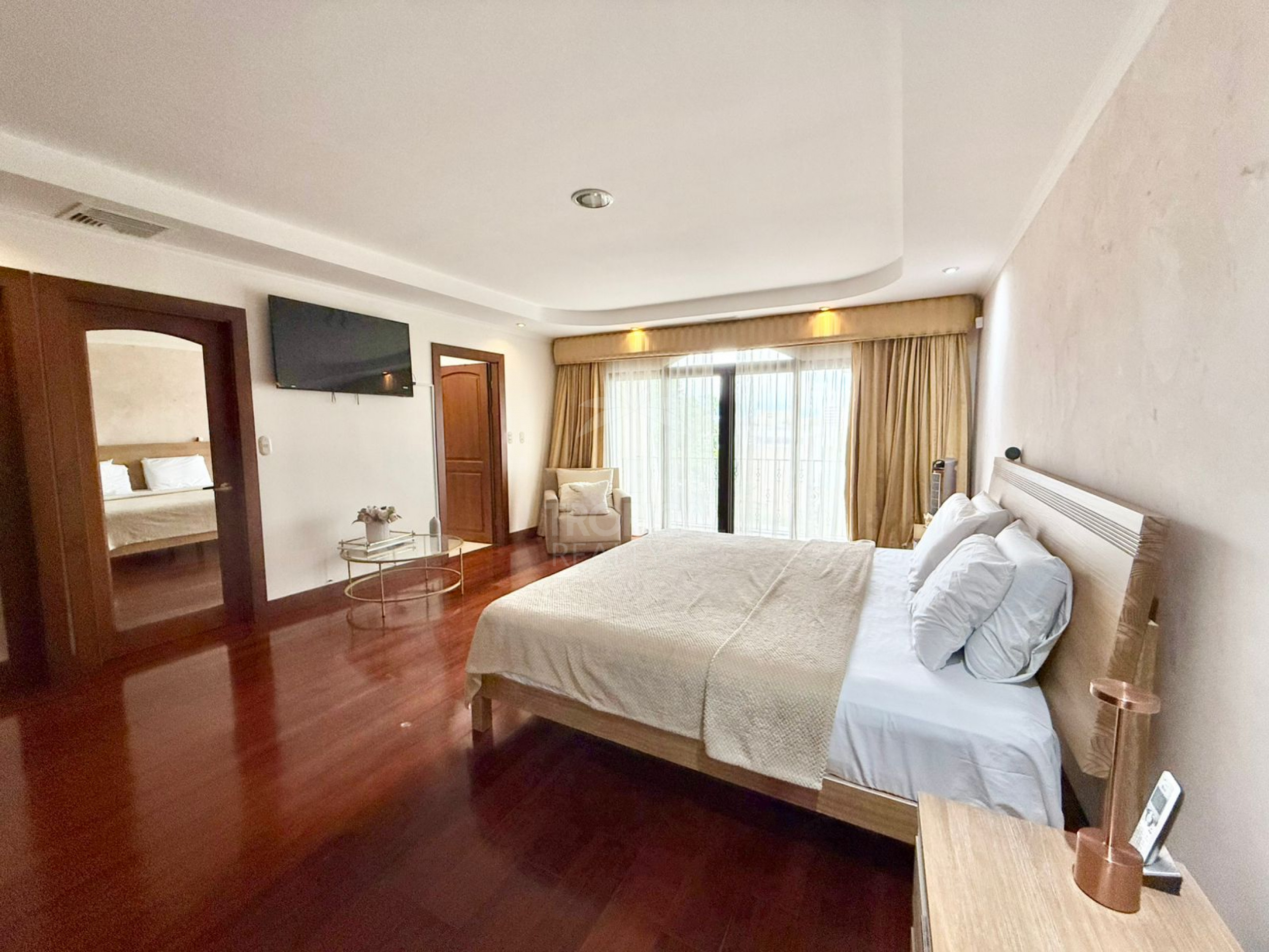 Luxury One-Story Home in Gated Community Near Multiplaza – 4 Bedrooms, Private Pool & 1,400 m² Lot