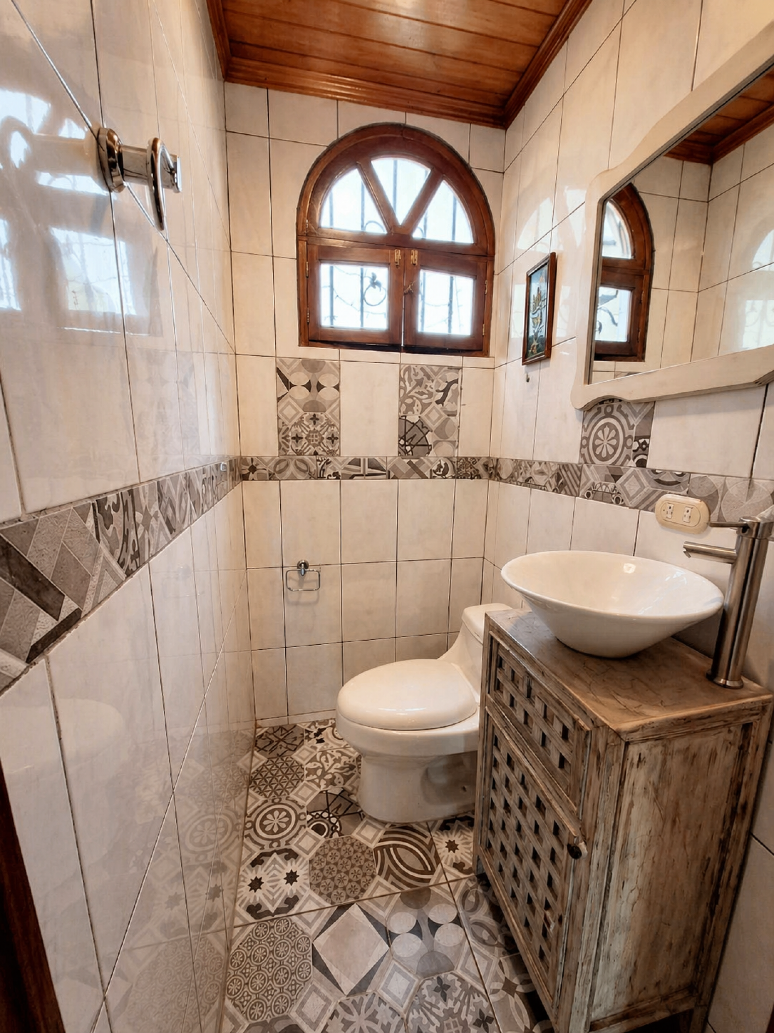 Home for Sale in Curridabat – 3 Levels, Office, TV Room & Spacious Layout
