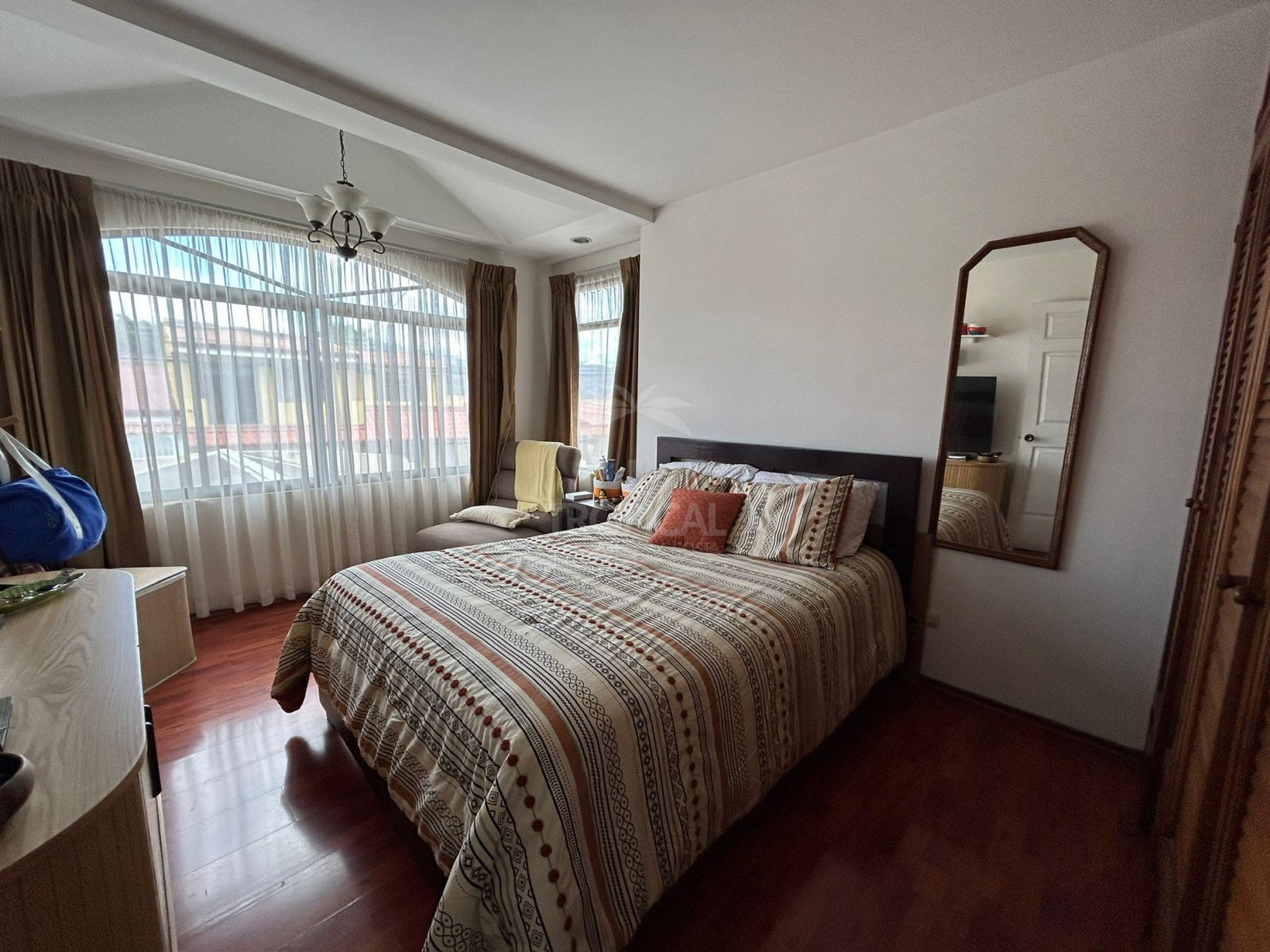 Independent Home for Sale in San Francisco de Dos Ríos – Spacious Layout, Office & Patio
