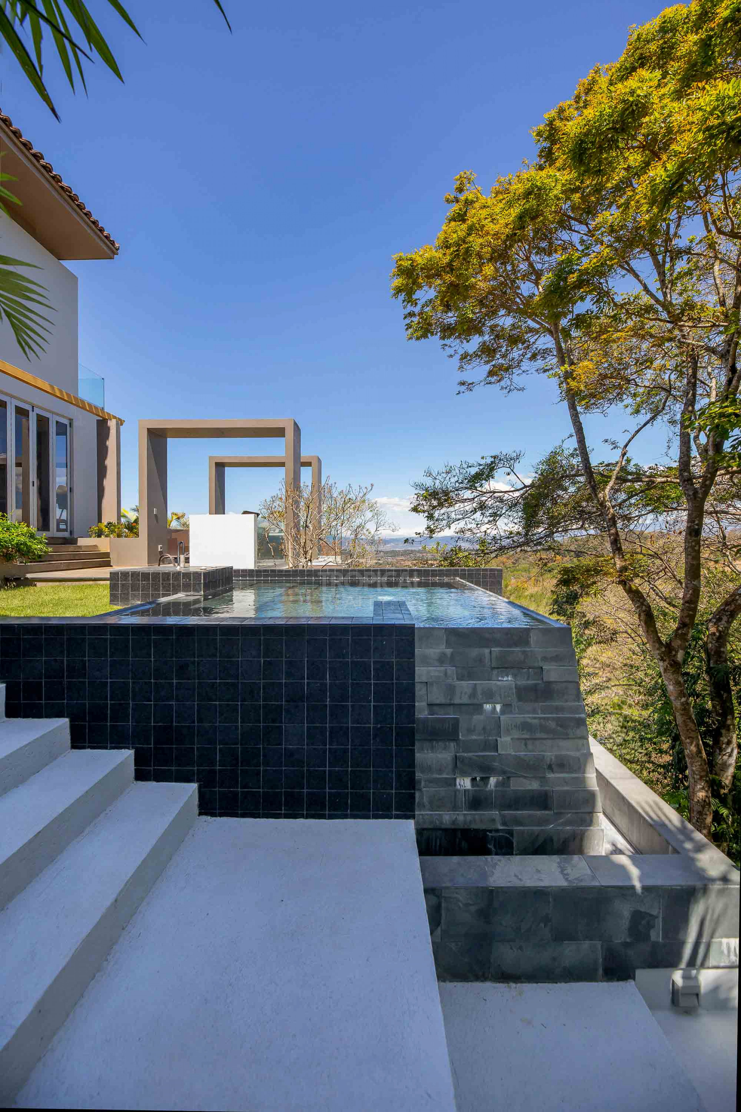 Luxury Home for Sale in Ciudad Colón – Infinity Pool & Forest Views