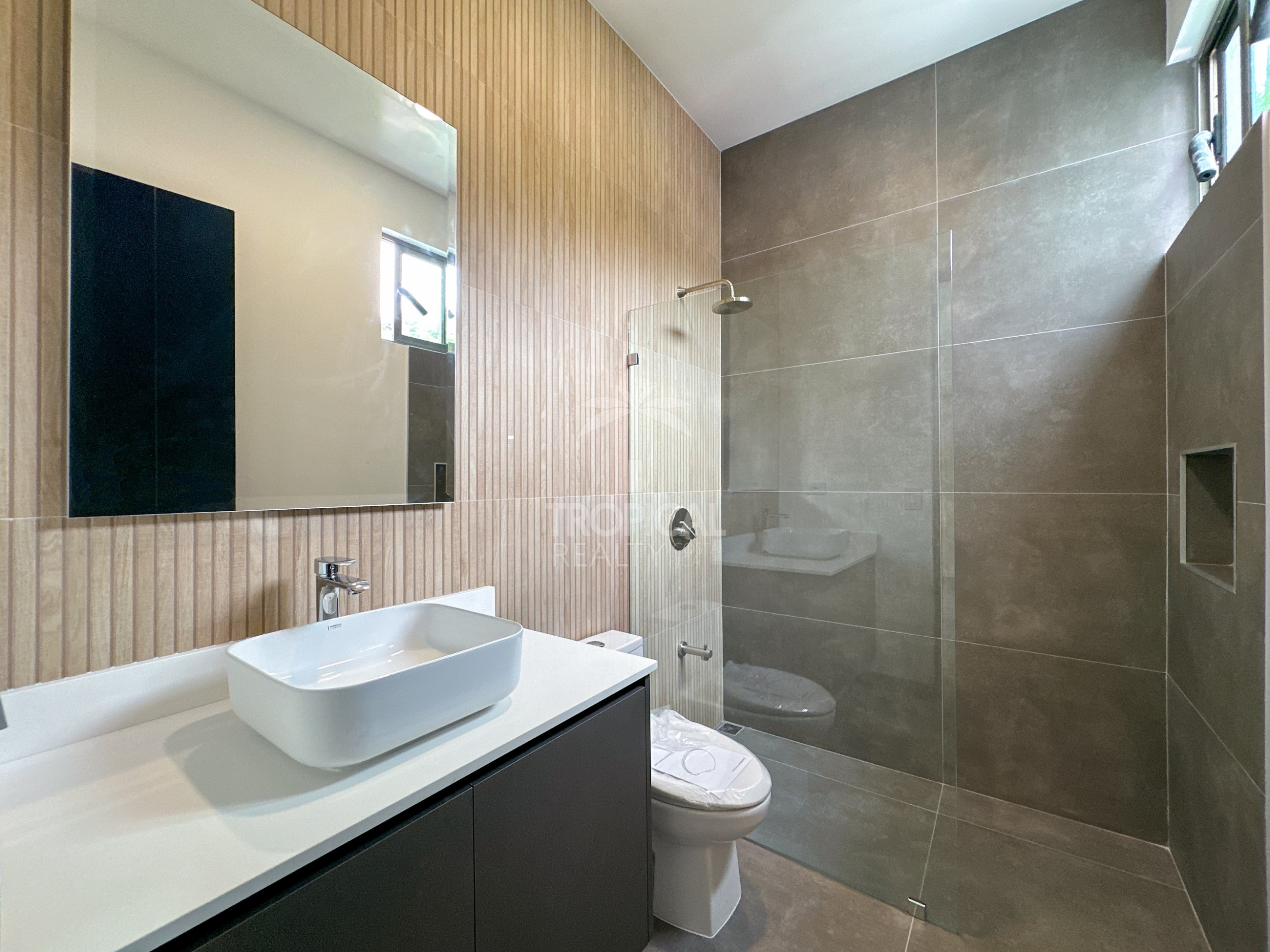 Discover your dream home in the prestigious Bonavista Condominium!