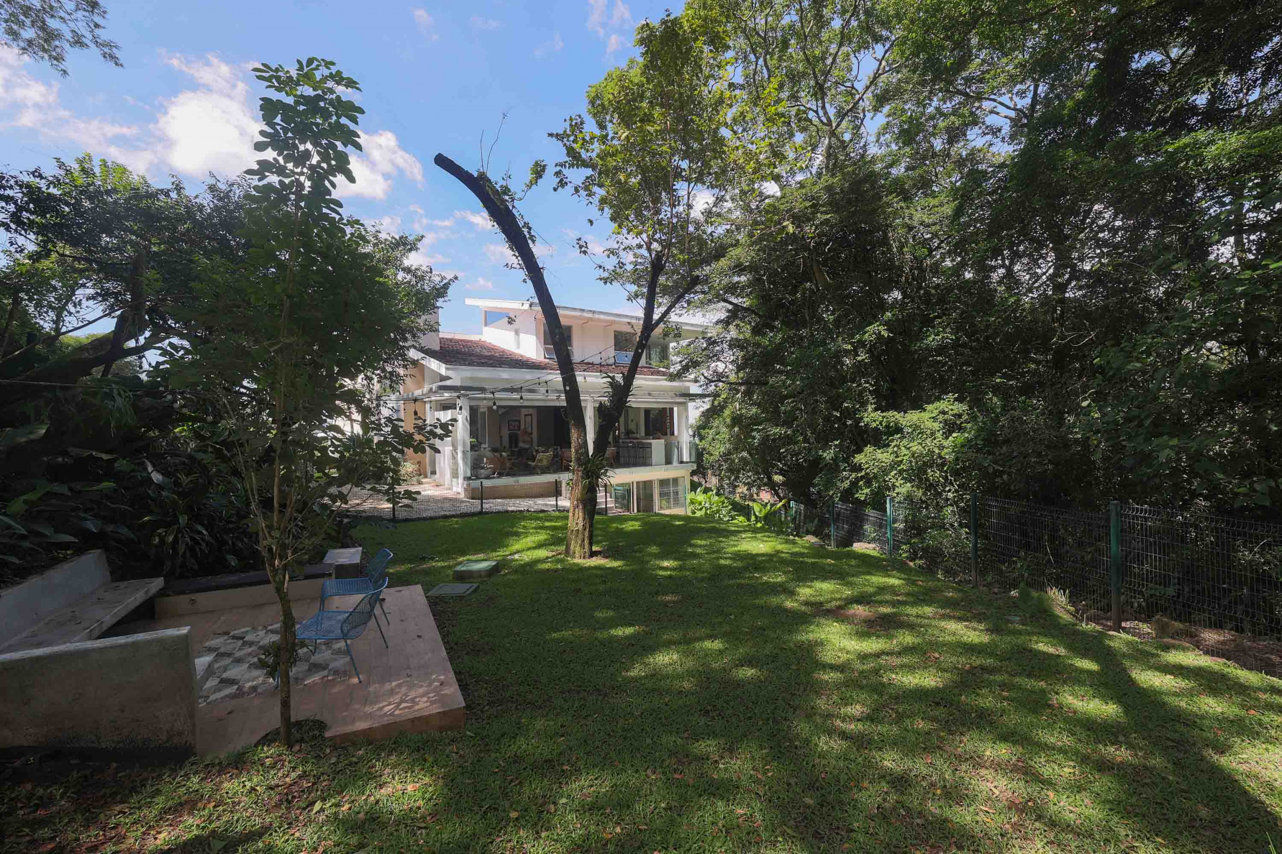 Exclusive Contemporary Home with Forest Views in Cerro Colón