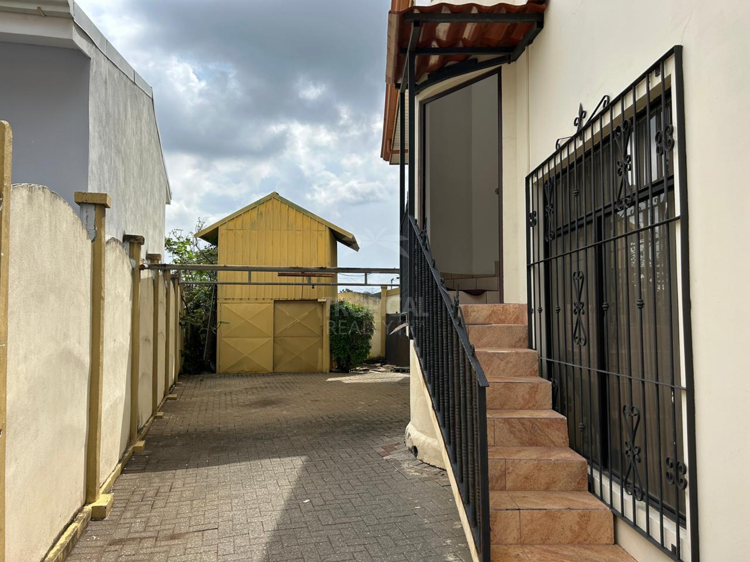 For Sale: Property with Two Independent Apartments – Pozos, Santa Ana