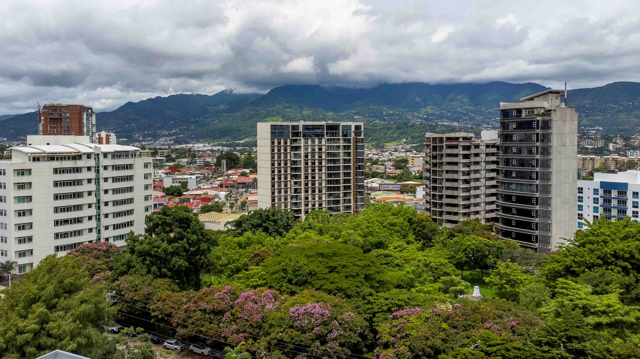 Luxury 10th Floor Condo with Panoramic Views in Nunciatura