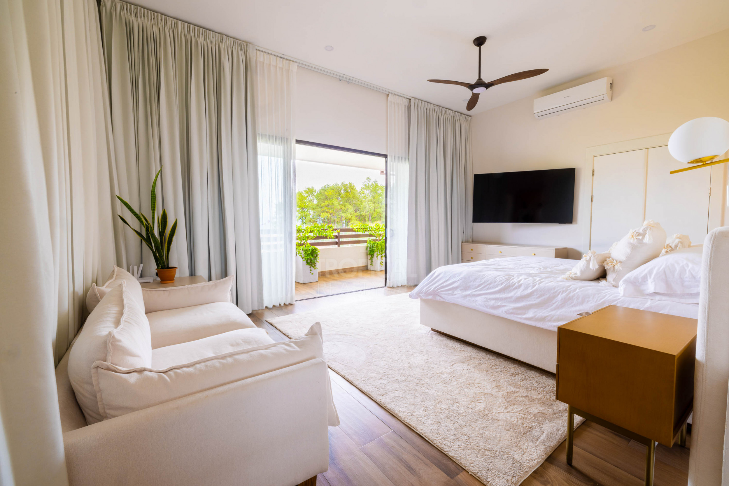 Luxury Residence for Sale in Hacienda Los Reyes – Contemporary Design, Guest Apartment & Exclusive Lifestyle
