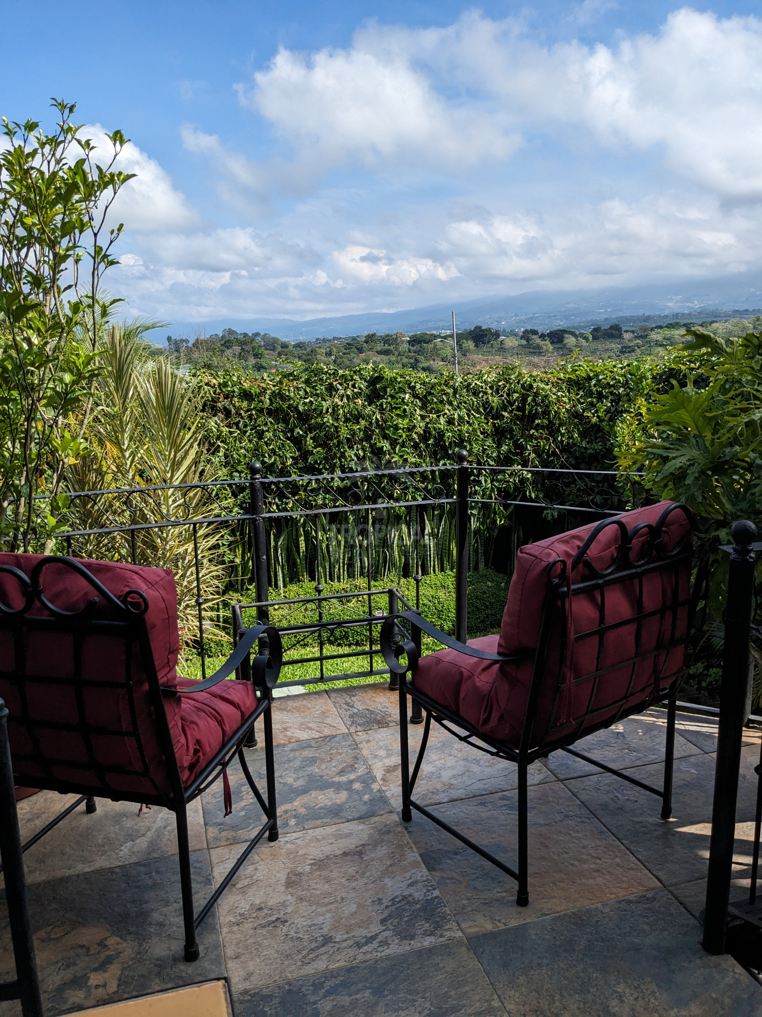 Property 2 homes, Mountain Views in San Isidro, Alajuela – Ideal Income/Hospitality or Vacation Home