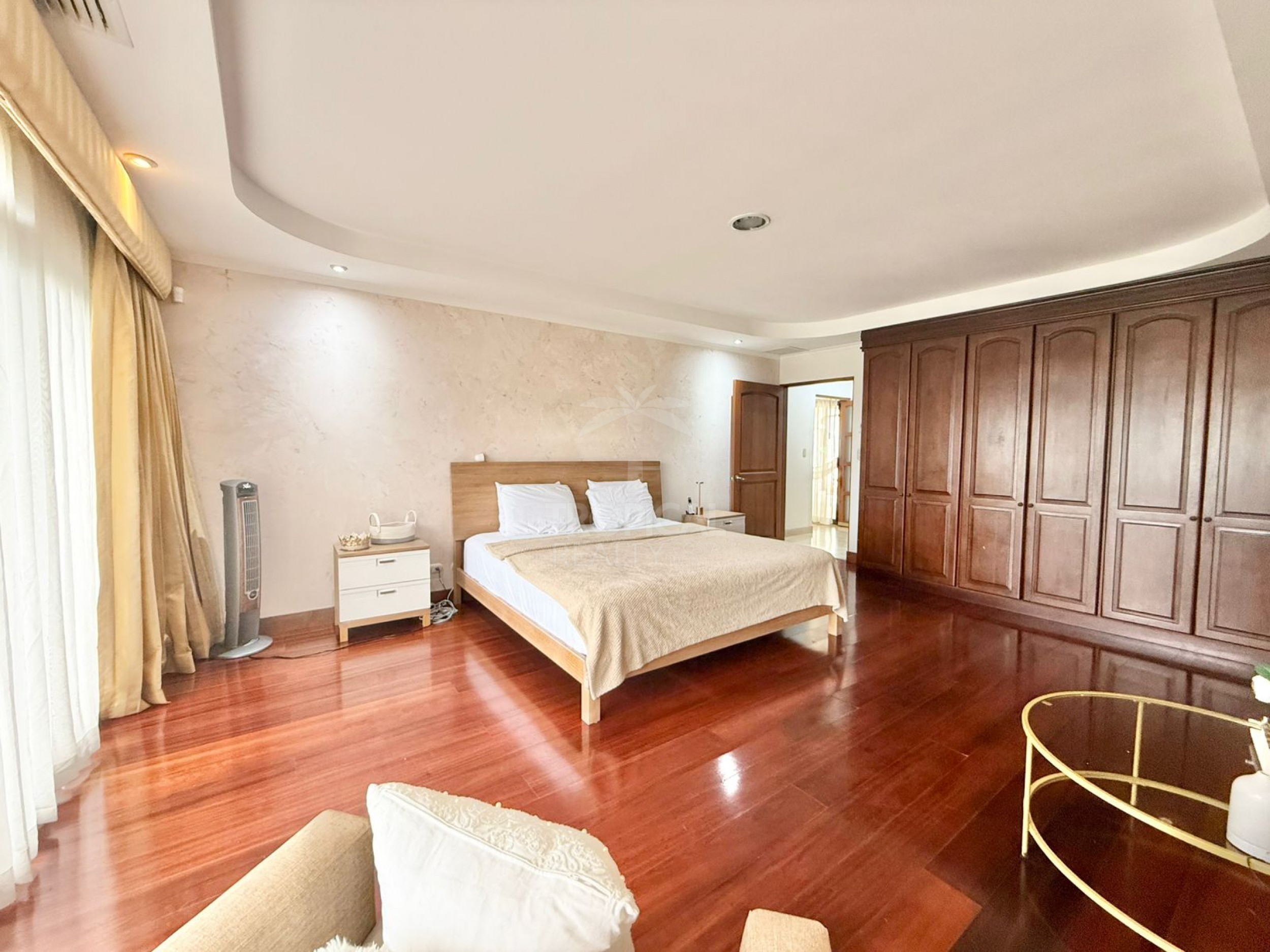 Luxury One-Story Home in Gated Community Near Multiplaza – 4 Bedrooms, Private Pool & 1,400 m² Lot