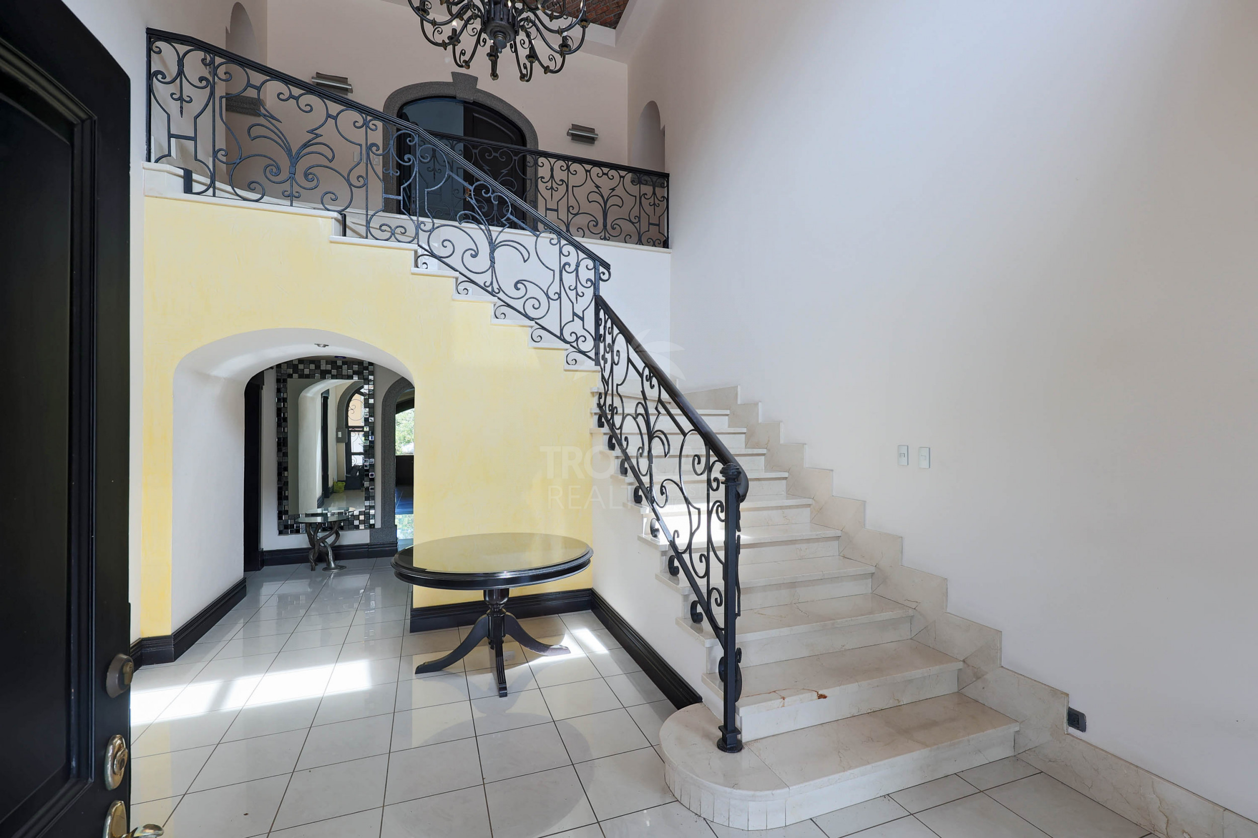 Luxury Home for Sale in Pinares de Curridabat – Modern Elegance Meets Timeless Comfort