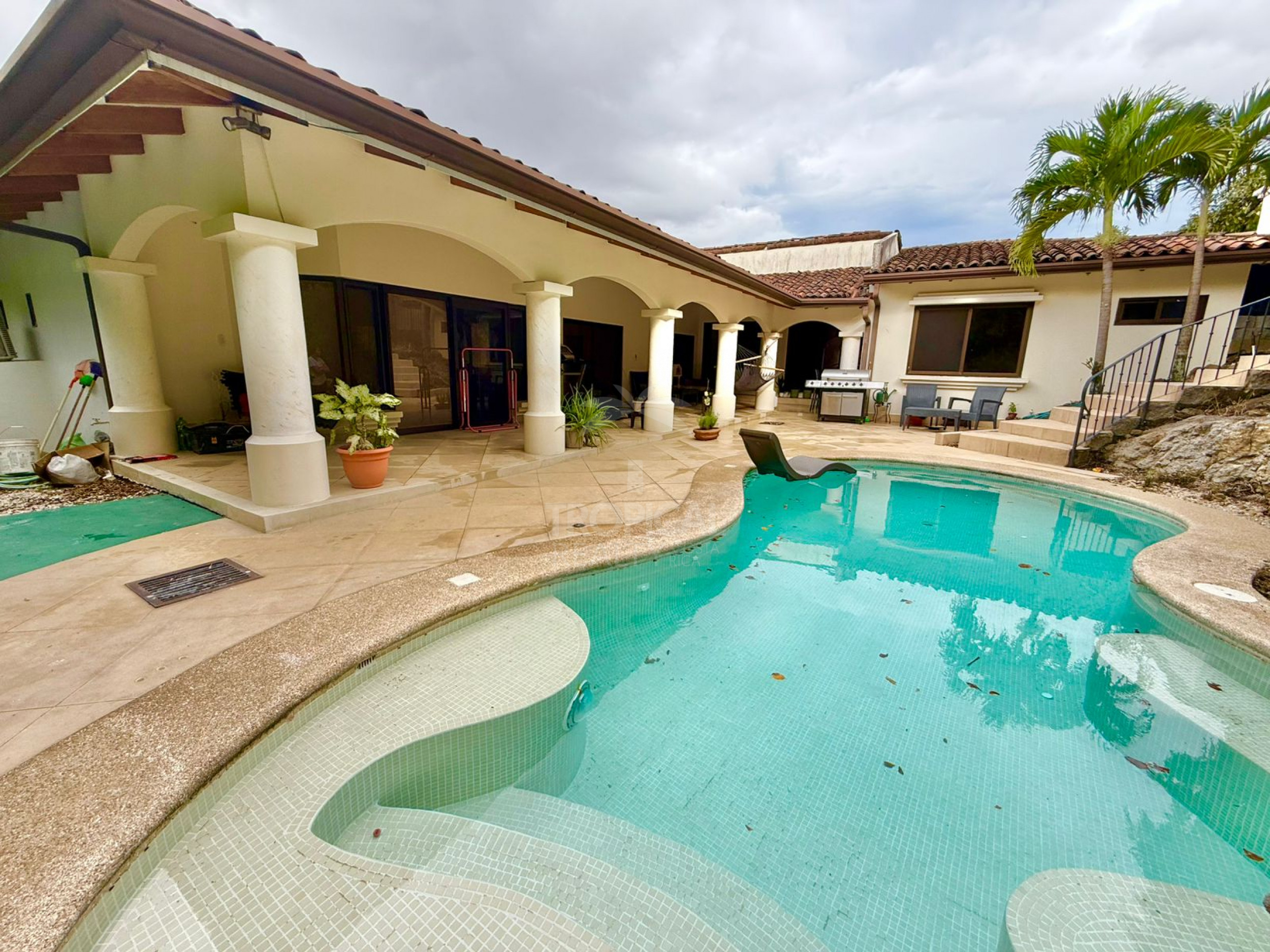 Luxury One-Story Home in Gated Community Near Multiplaza – 4 Bedrooms, Private Pool & 1,400 m² Lot