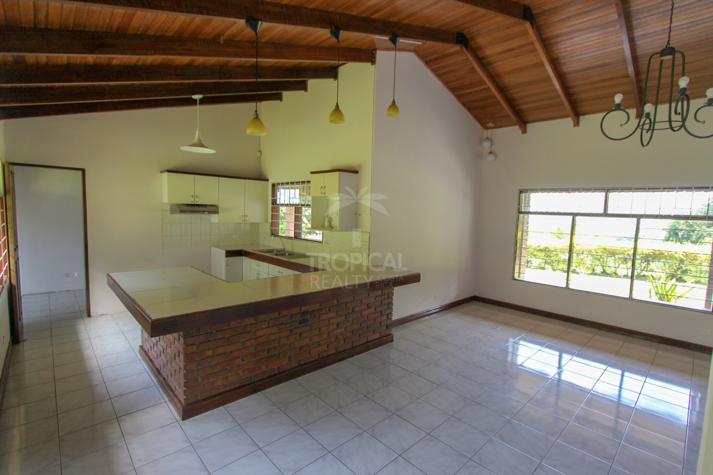 Single-Story Home for Sale – Santa Ana, Piedades | Expansive 2,650 m² Lot with Scenic Views and Development Potential