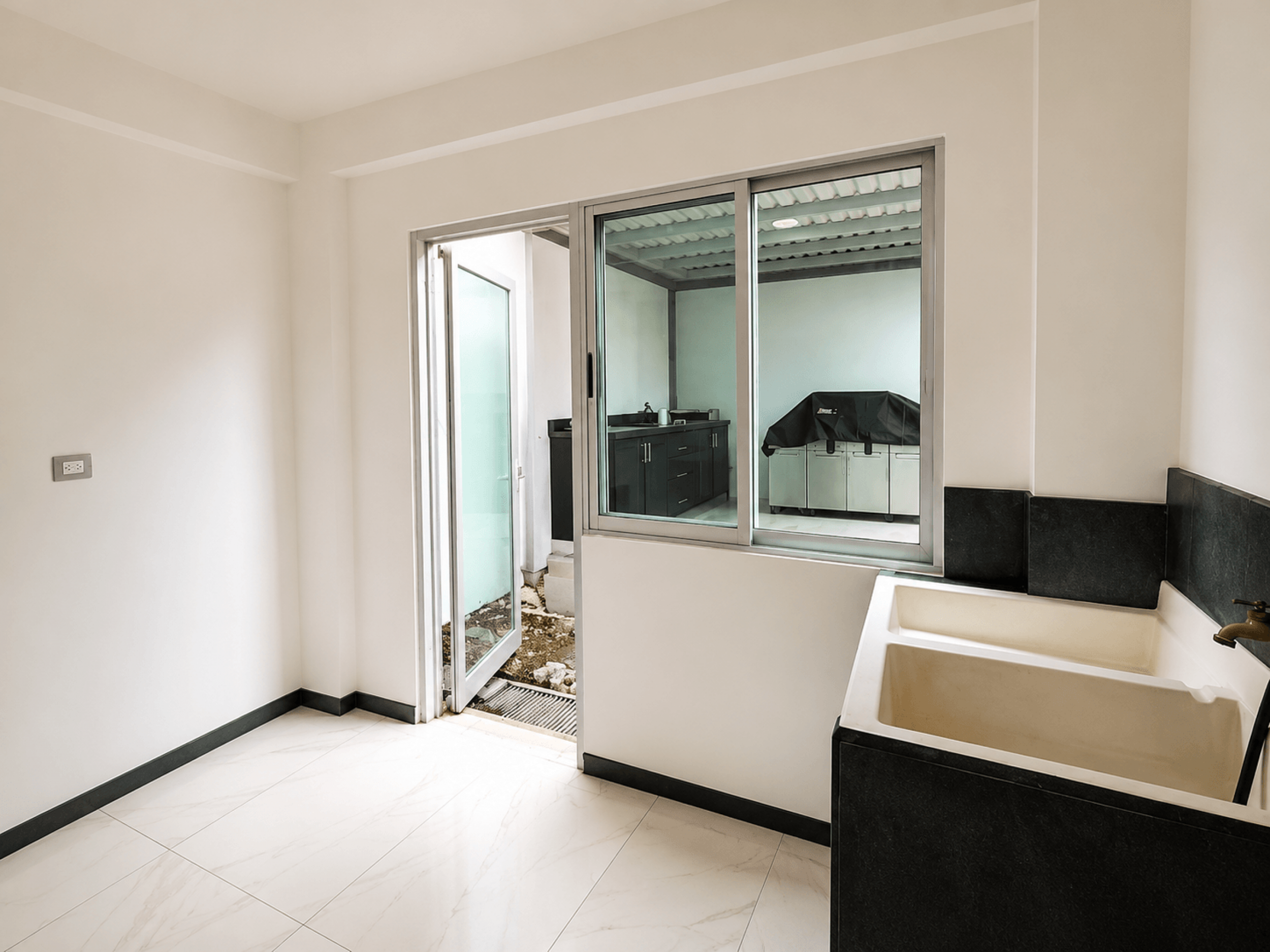 Modern Home for Rent in Santa Ana – 3 Bedrooms with Terrace and Spacious Living Areas