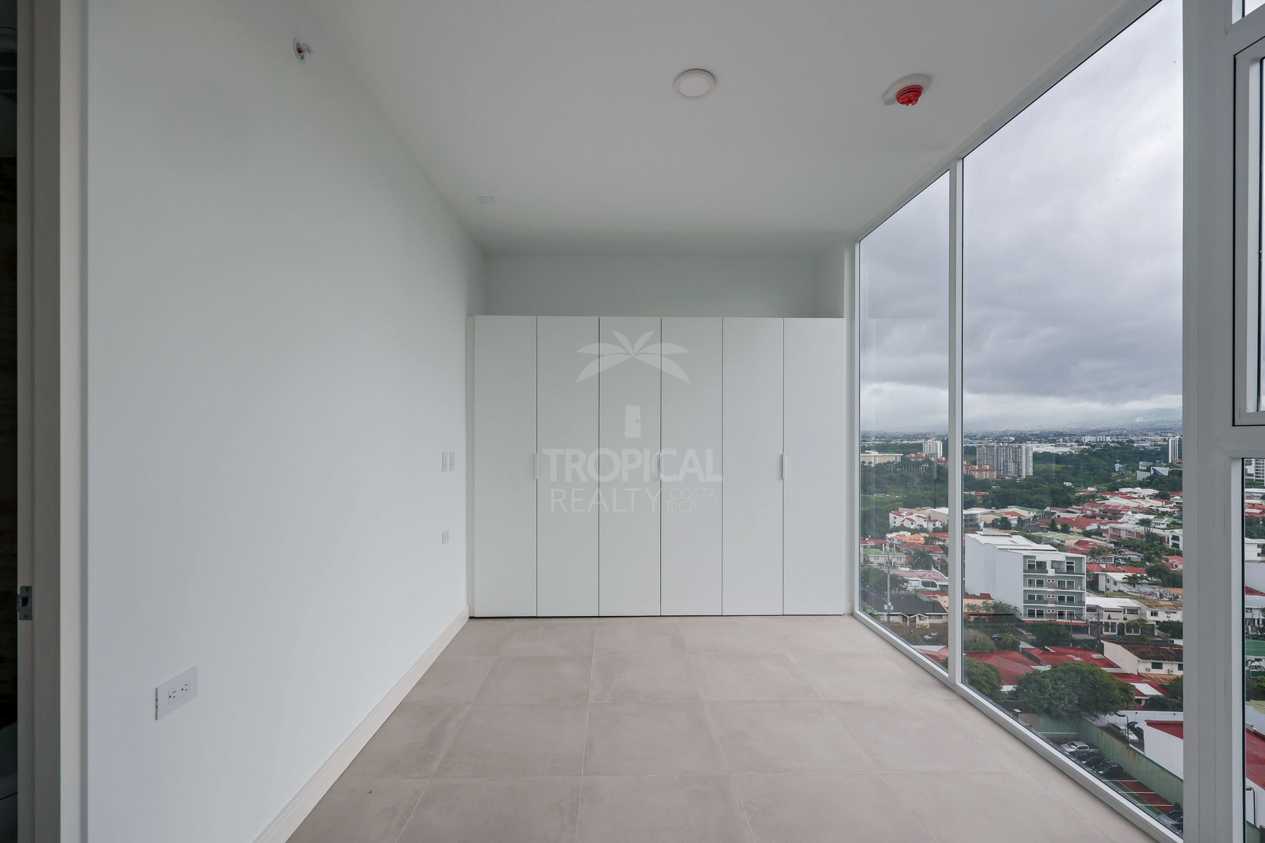 Contemporary City View Apartment – La Sabana, San José