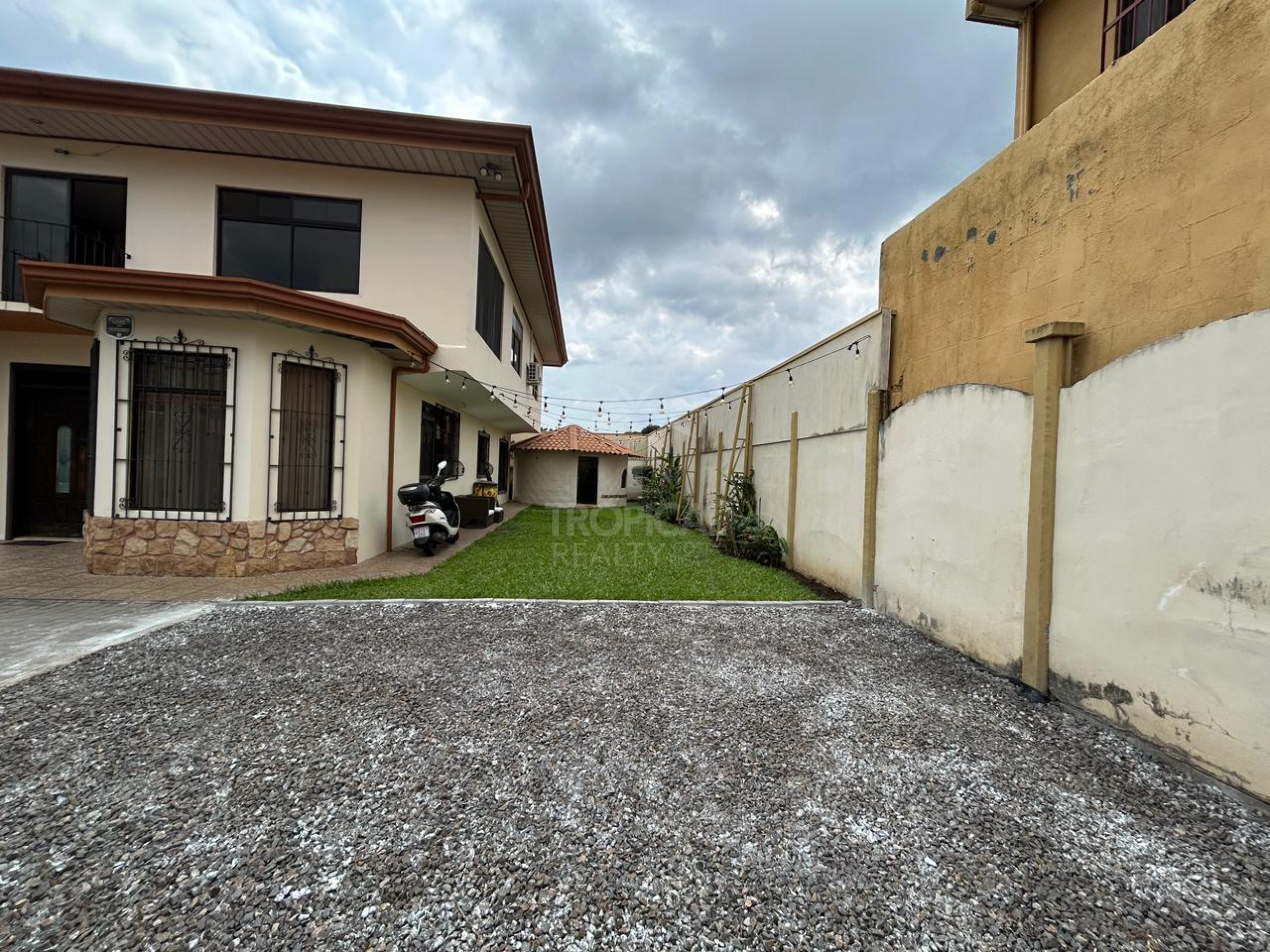 For Sale: Property with Two Independent Apartments – Pozos, Santa Ana