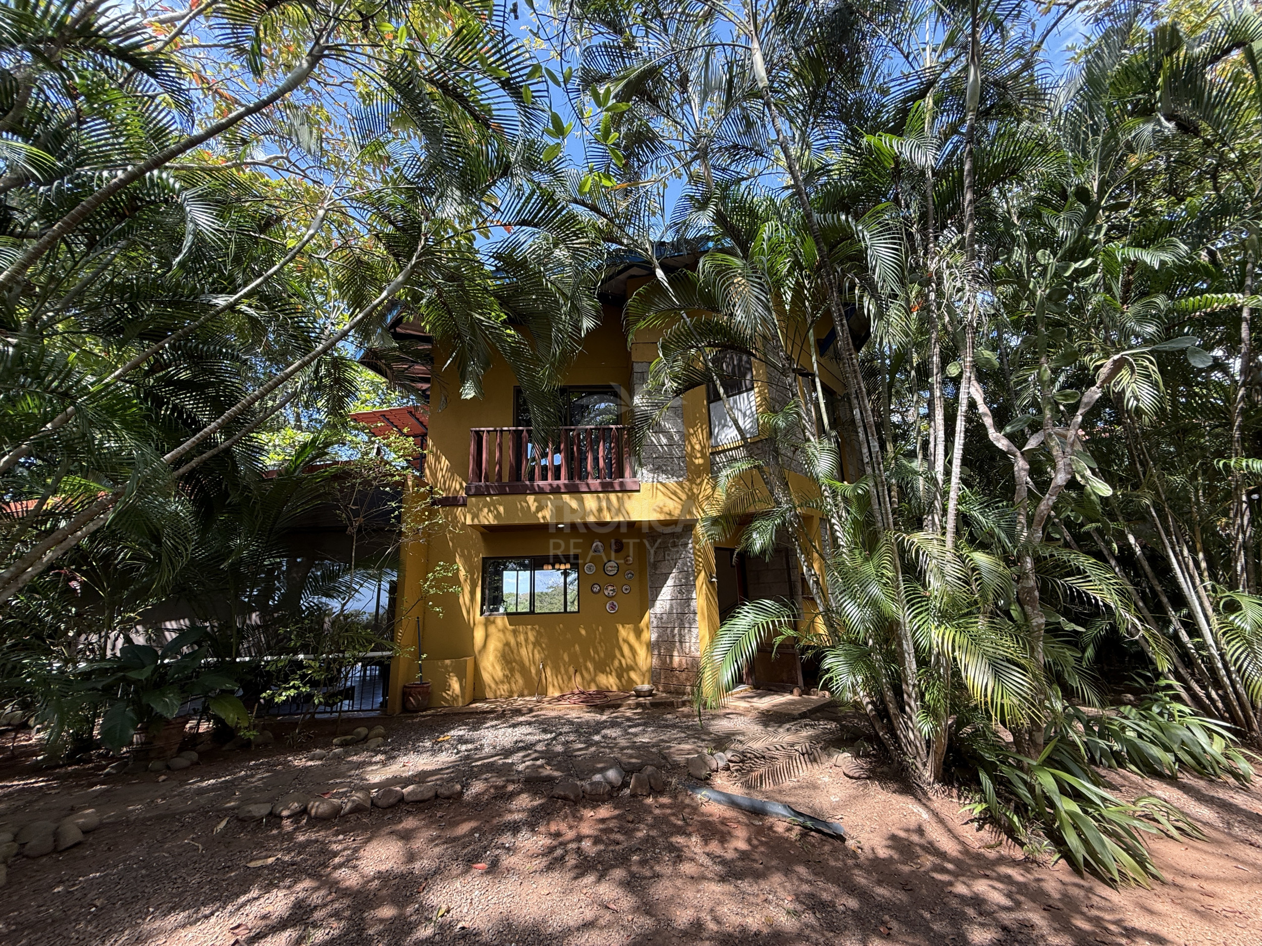 Property for sale with 3 houses and a cabin in Esparza!