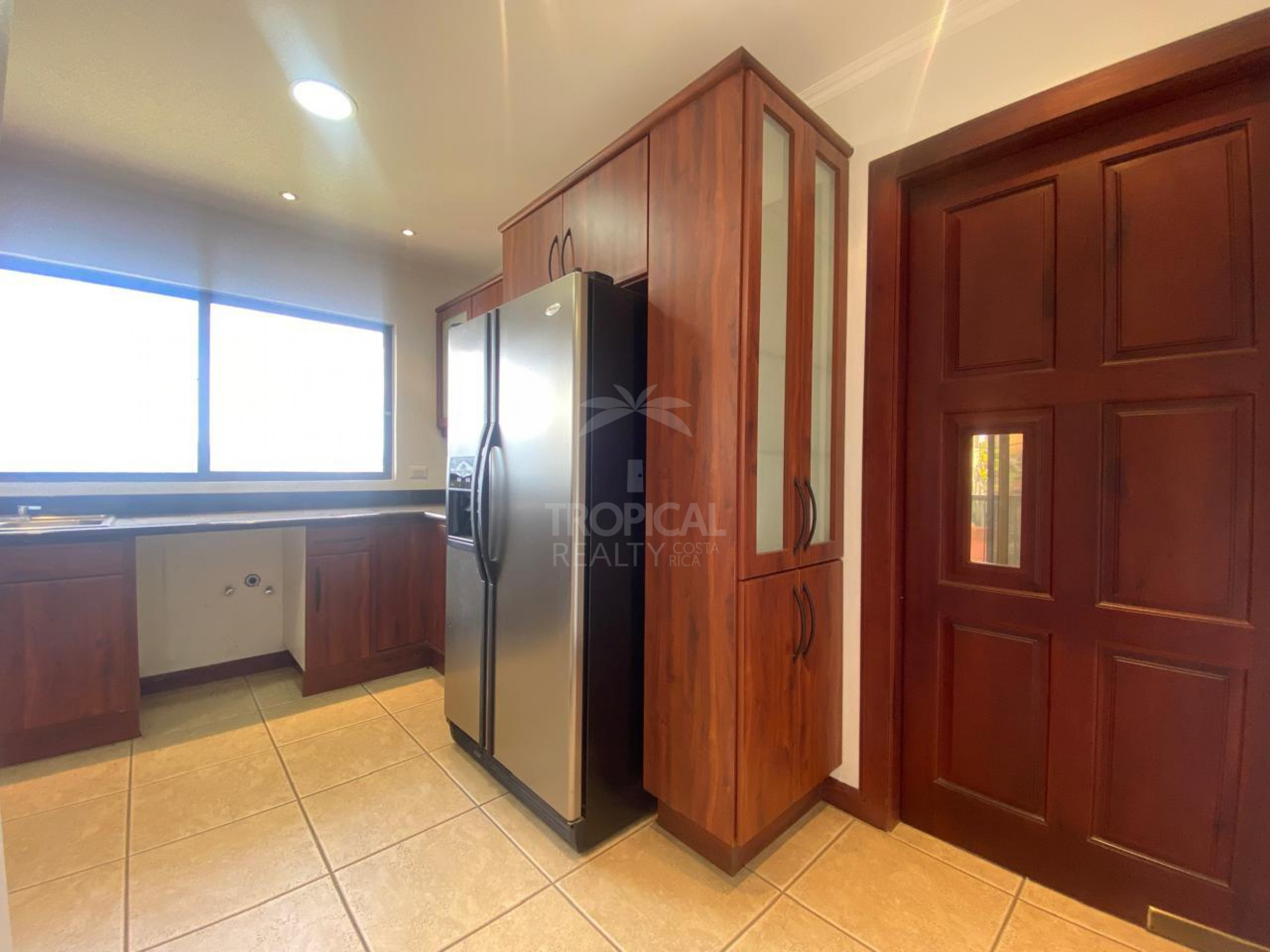 Spacious Semi-Furnished Apartment for Rent and Sale – Alto de las Palomas, Escazú