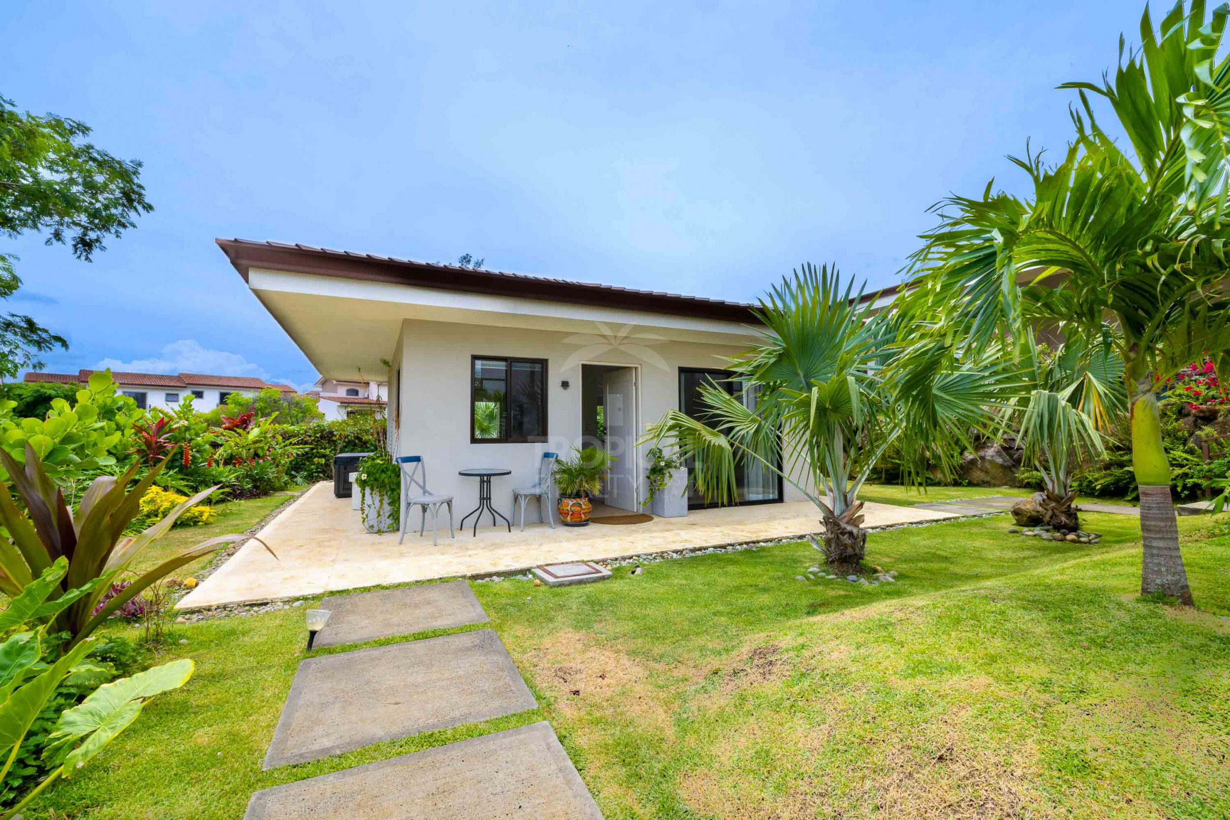Luxury Residence for Sale in Hacienda Los Reyes – Contemporary Design, Guest Apartment & Exclusive Lifestyle