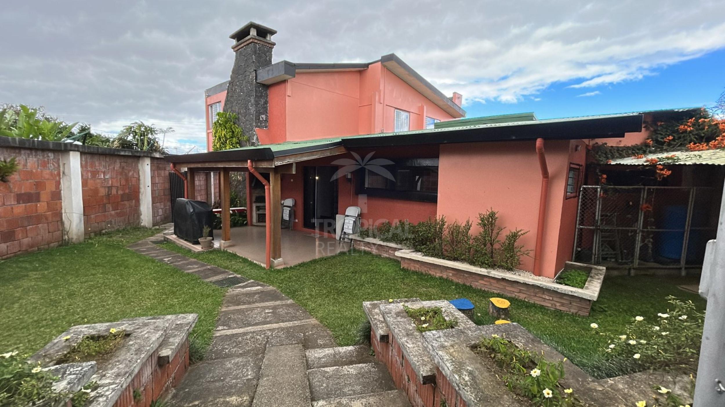 For Sale: House with Mixed Land Use in Granadilla – Large Lot with Development Potential | $819,000