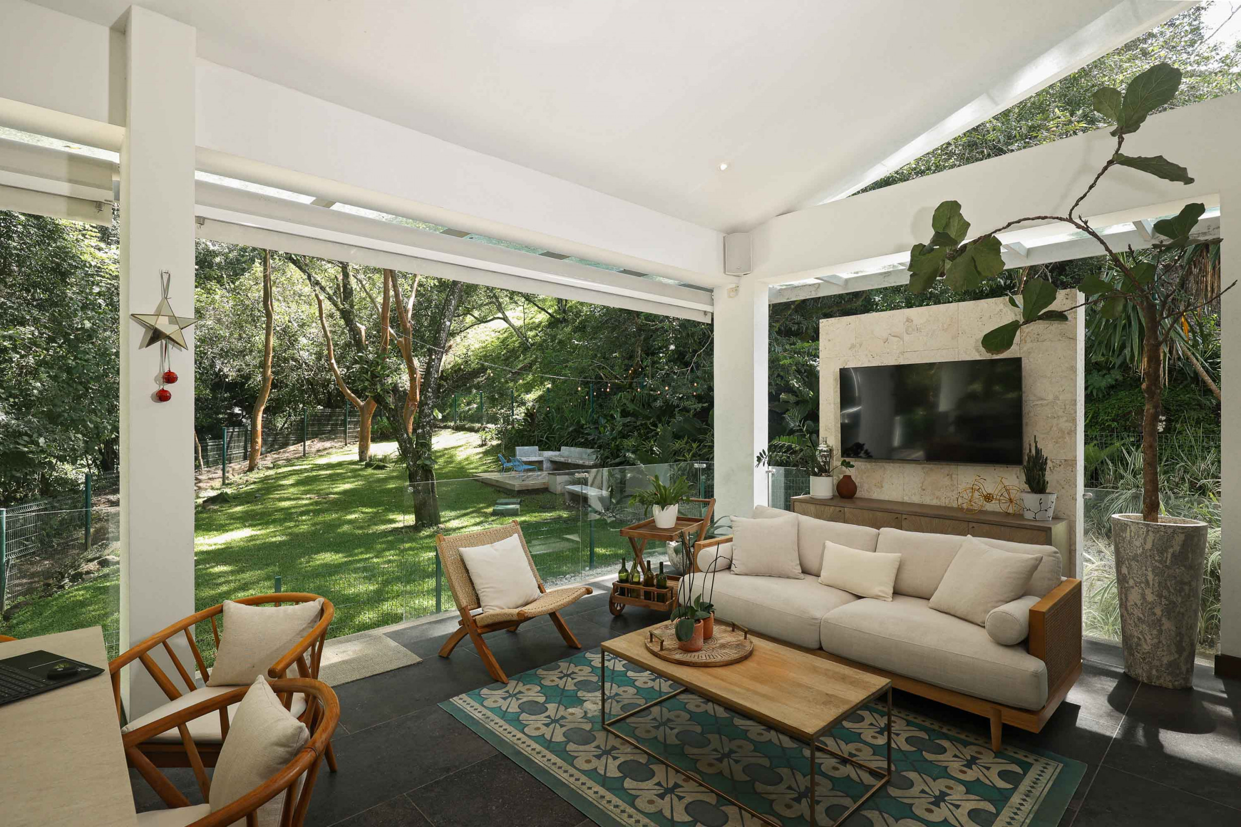 Exclusive Contemporary Home with Forest Views in Cerro Colón