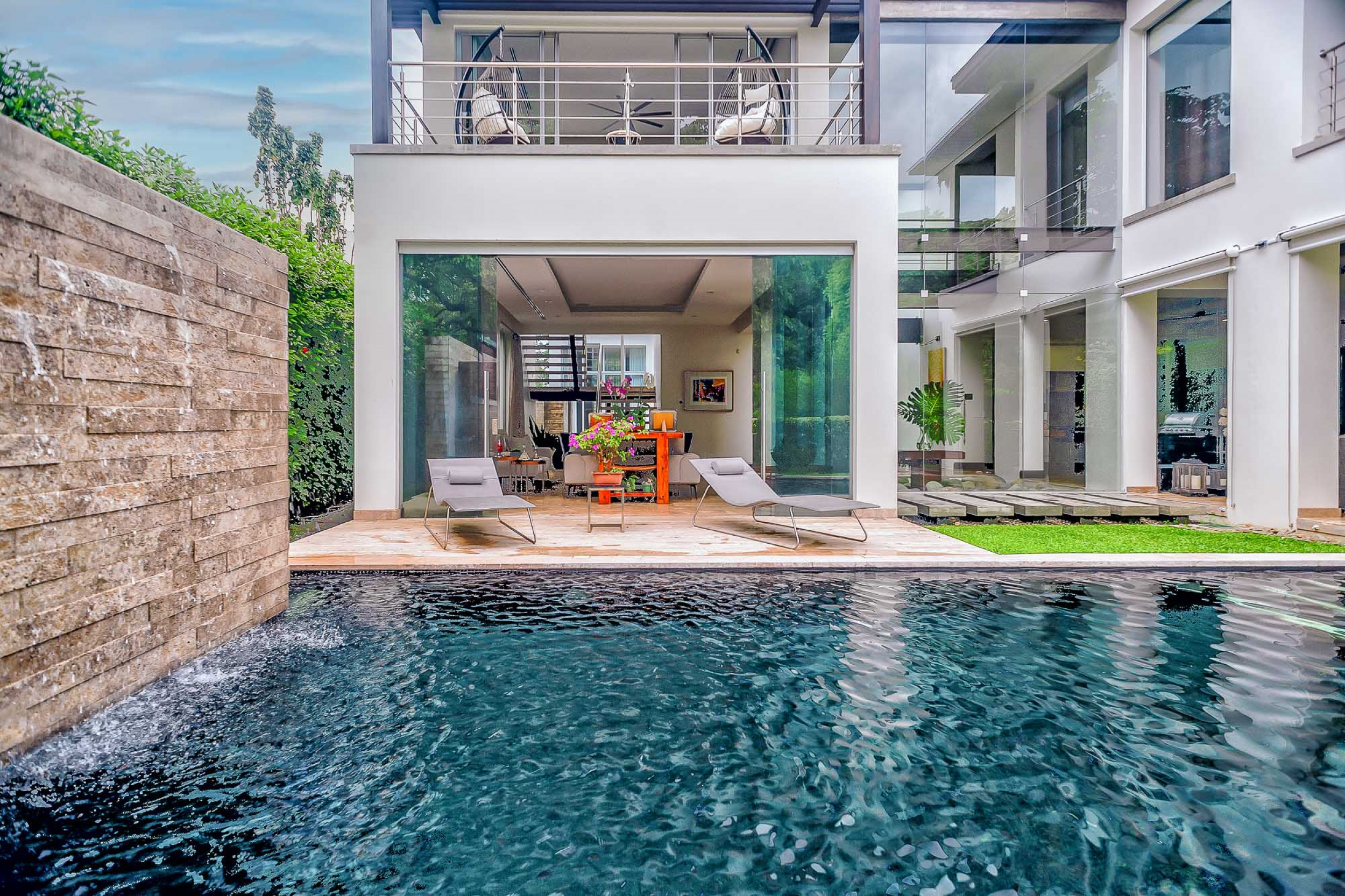 Luxurious Living: Casa Illuminata - Where Contemporary Elegance Meets Natural Splendor