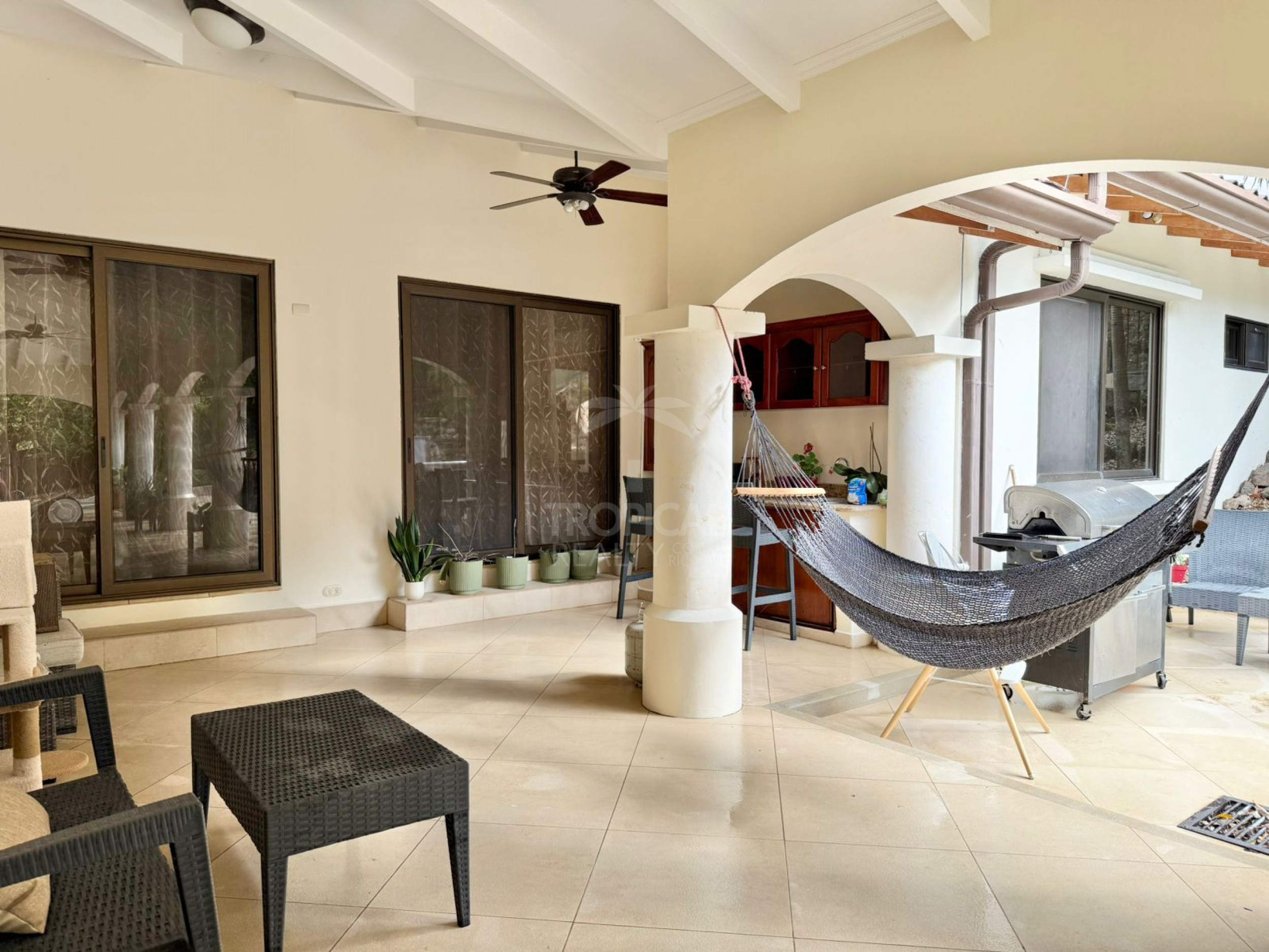 Luxury One-Story Home in Gated Community Near Multiplaza – 4 Bedrooms, Private Pool & 1,400 m² Lot