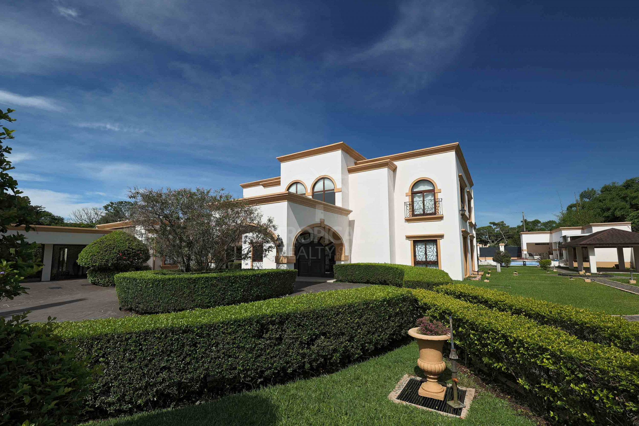 Luxury Home for Sale in Pinares de Curridabat – Modern Elegance Meets Timeless Comfort