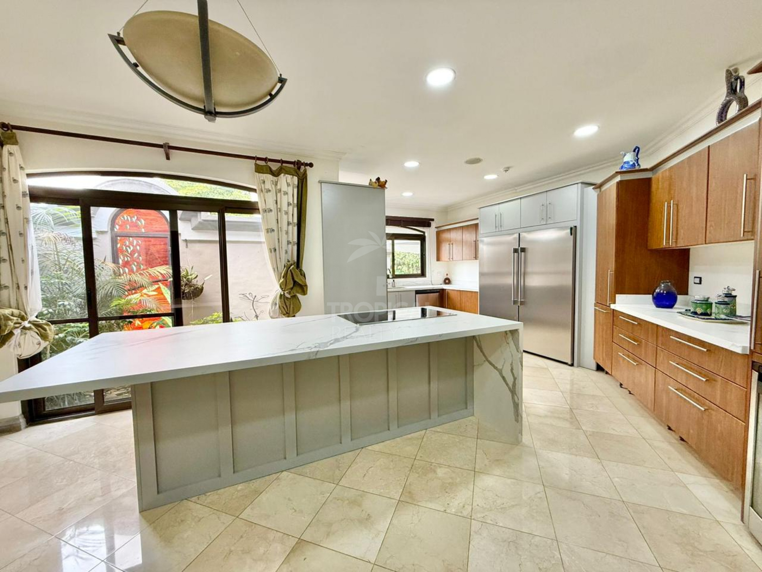 Luxury Single-Story Home in Monterán, Curridabat – 4 Bedrooms, Jacuzzi & 2,800 m² Lot