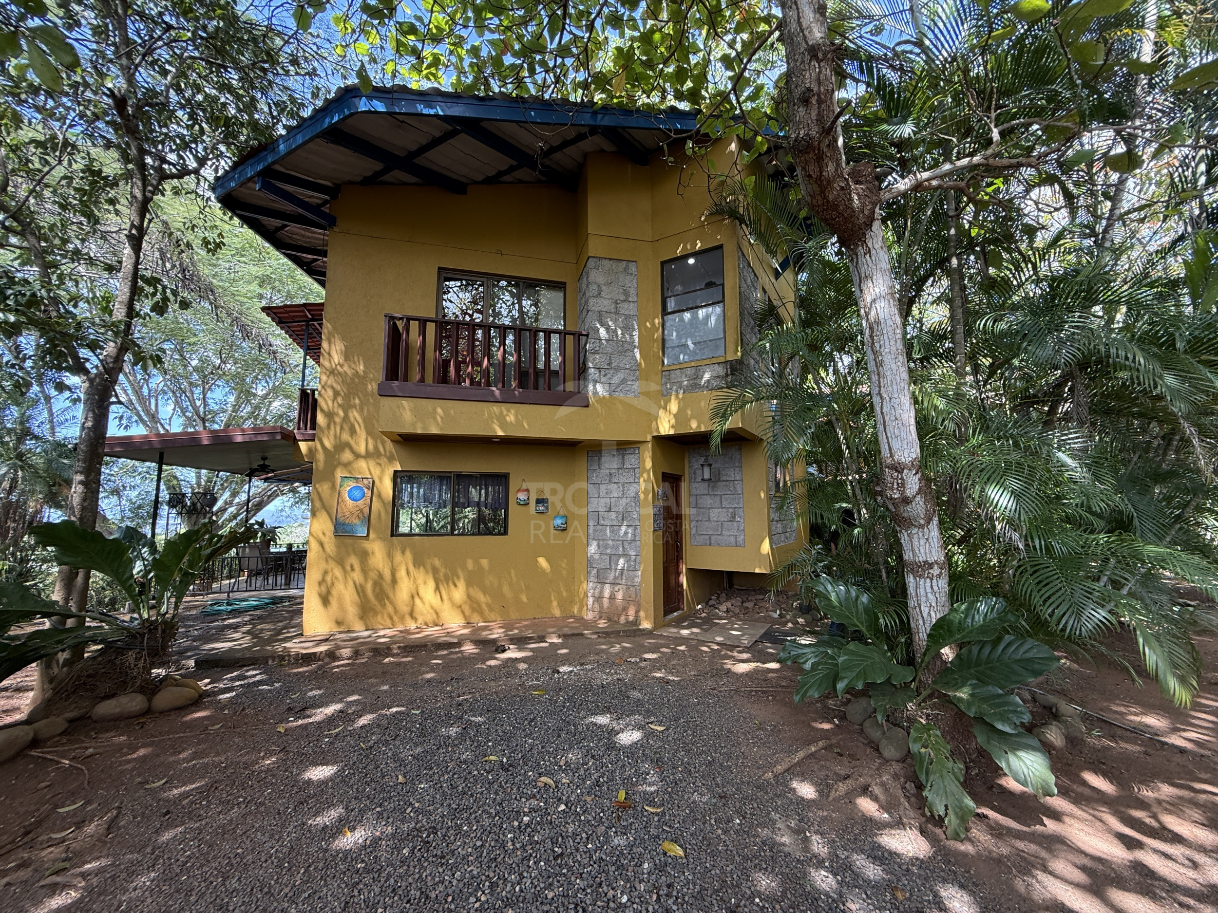 Property for sale with 3 houses and a cabin in Esparza!