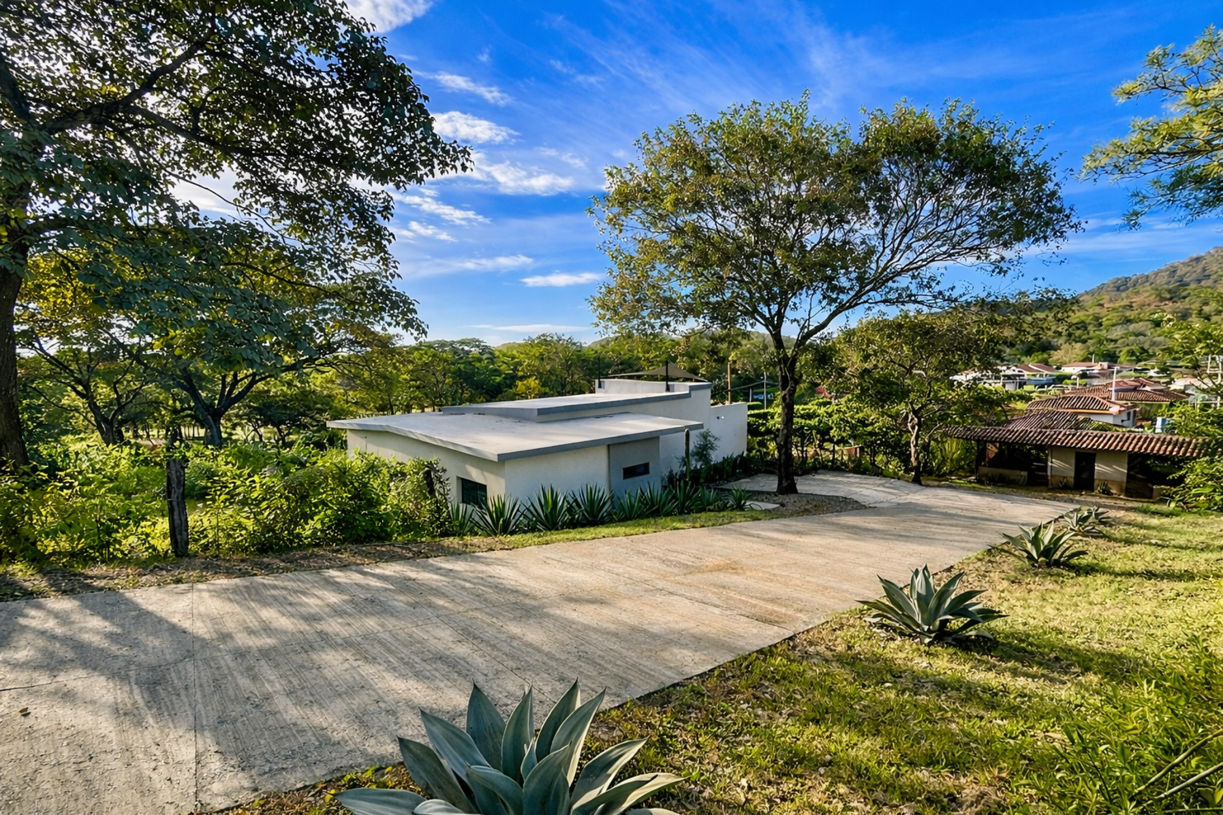 Contemporary Home with Infinity Pool in Tamarindo – 4 Bedroom Tropical Retreat on Large Lot
