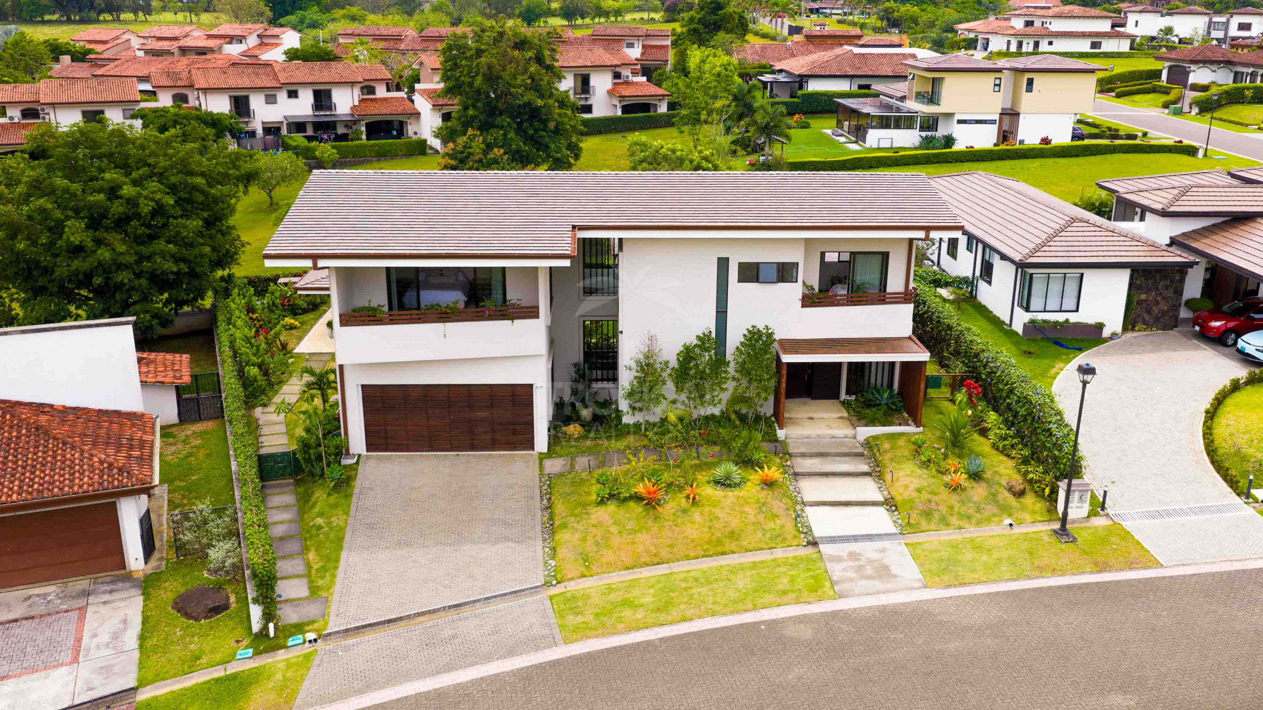 Luxury Residence for Sale in Hacienda Los Reyes – Contemporary Design, Guest Apartment & Exclusive Lifestyle
