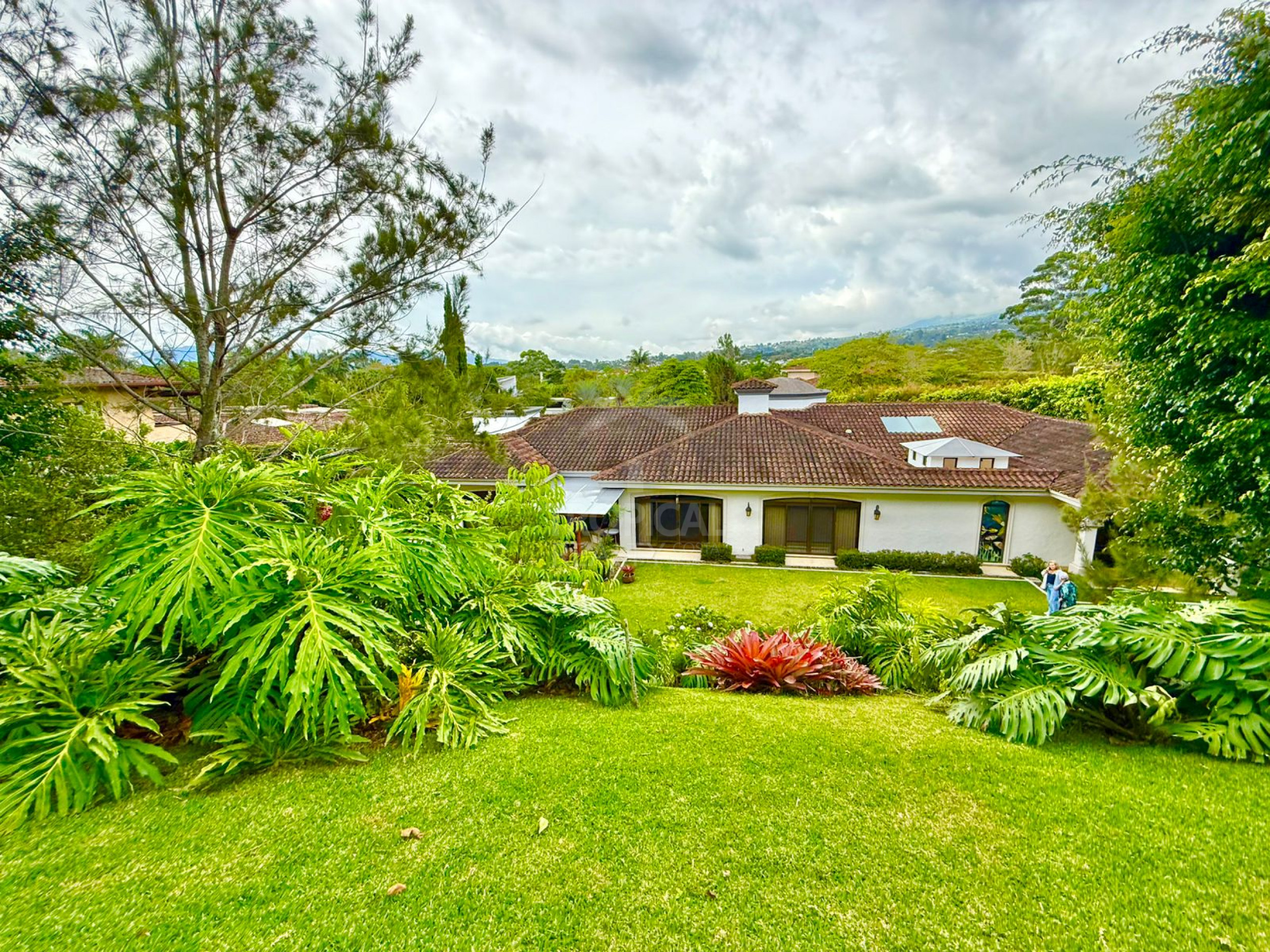 Luxury Single-Story Home in Monterán, Curridabat – 4 Bedrooms, Jacuzzi & 2,800 m² Lot