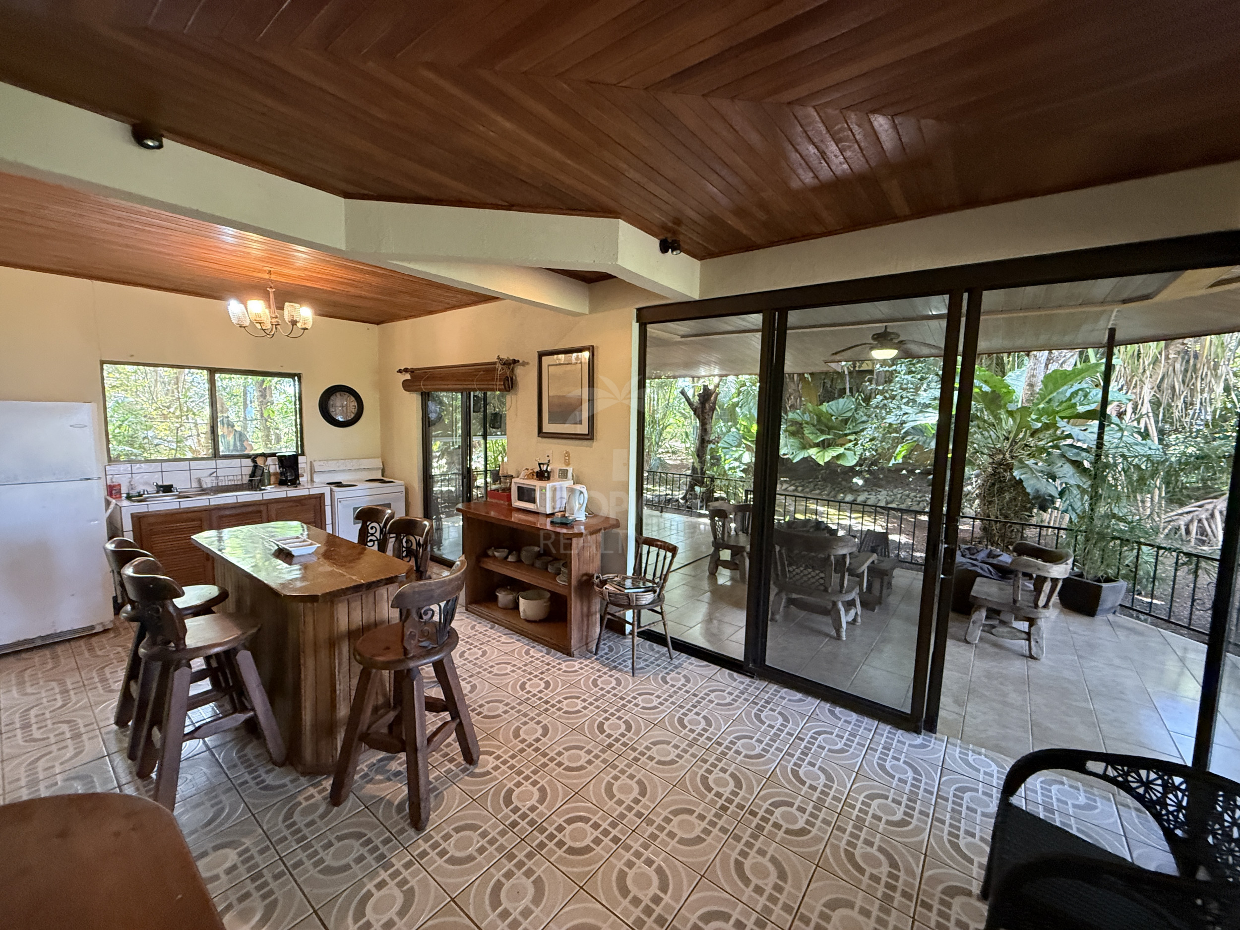 Property for sale with 3 houses and a cabin in Esparza!