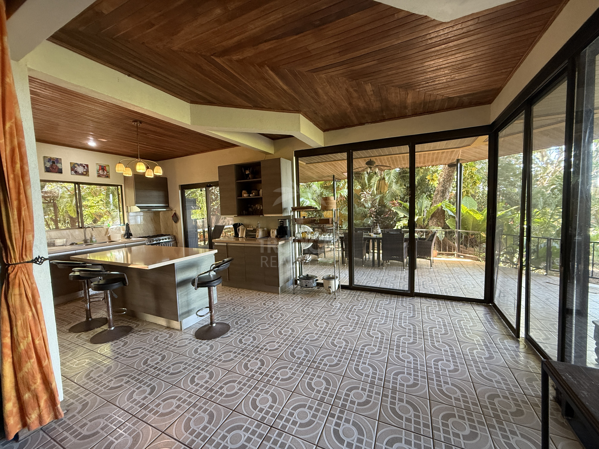 Property for sale with 3 houses and a cabin in Esparza!
