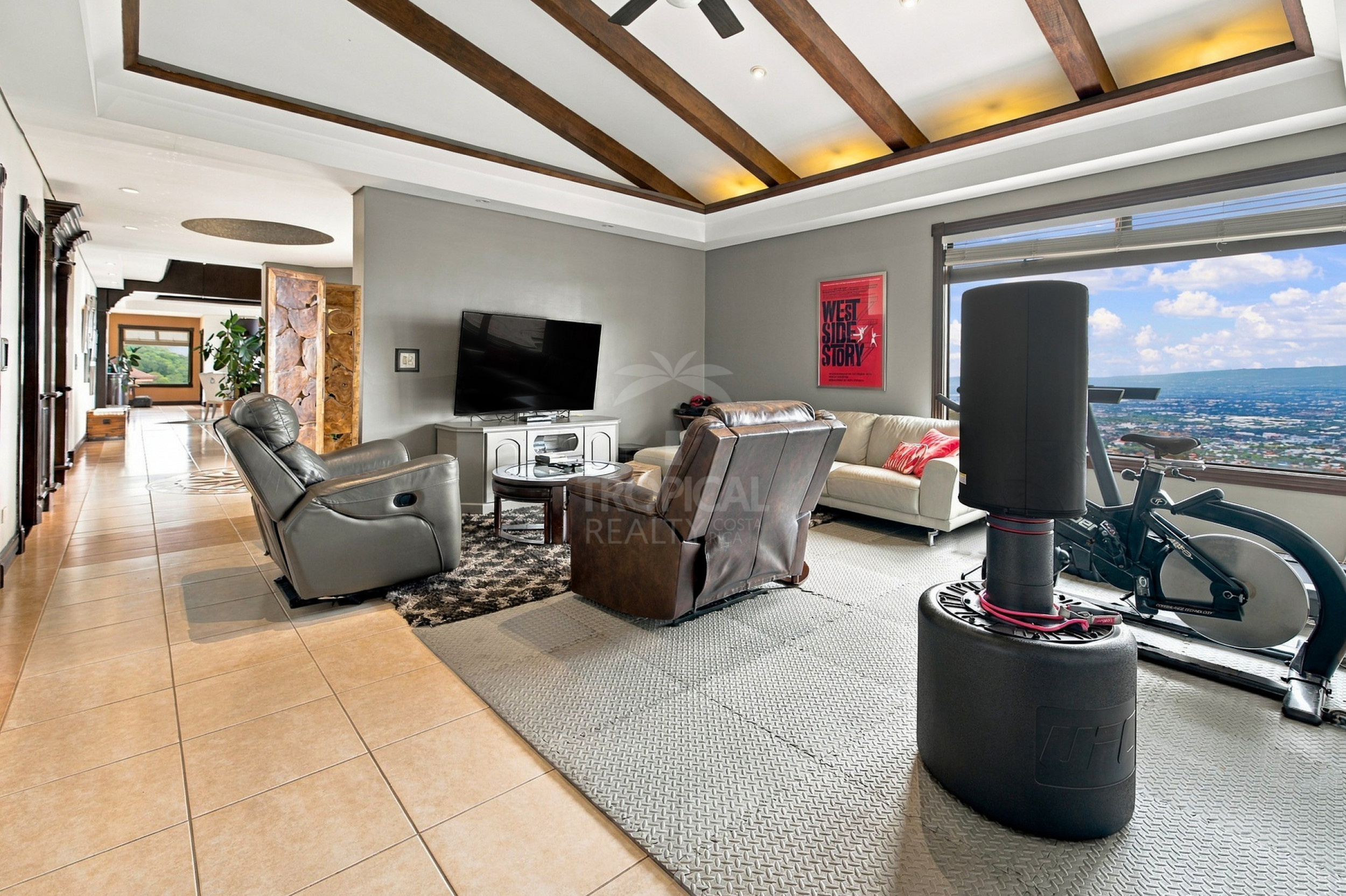 Vivir en las Nubes: Penthouse de 432 m² en Altos de Monasterio