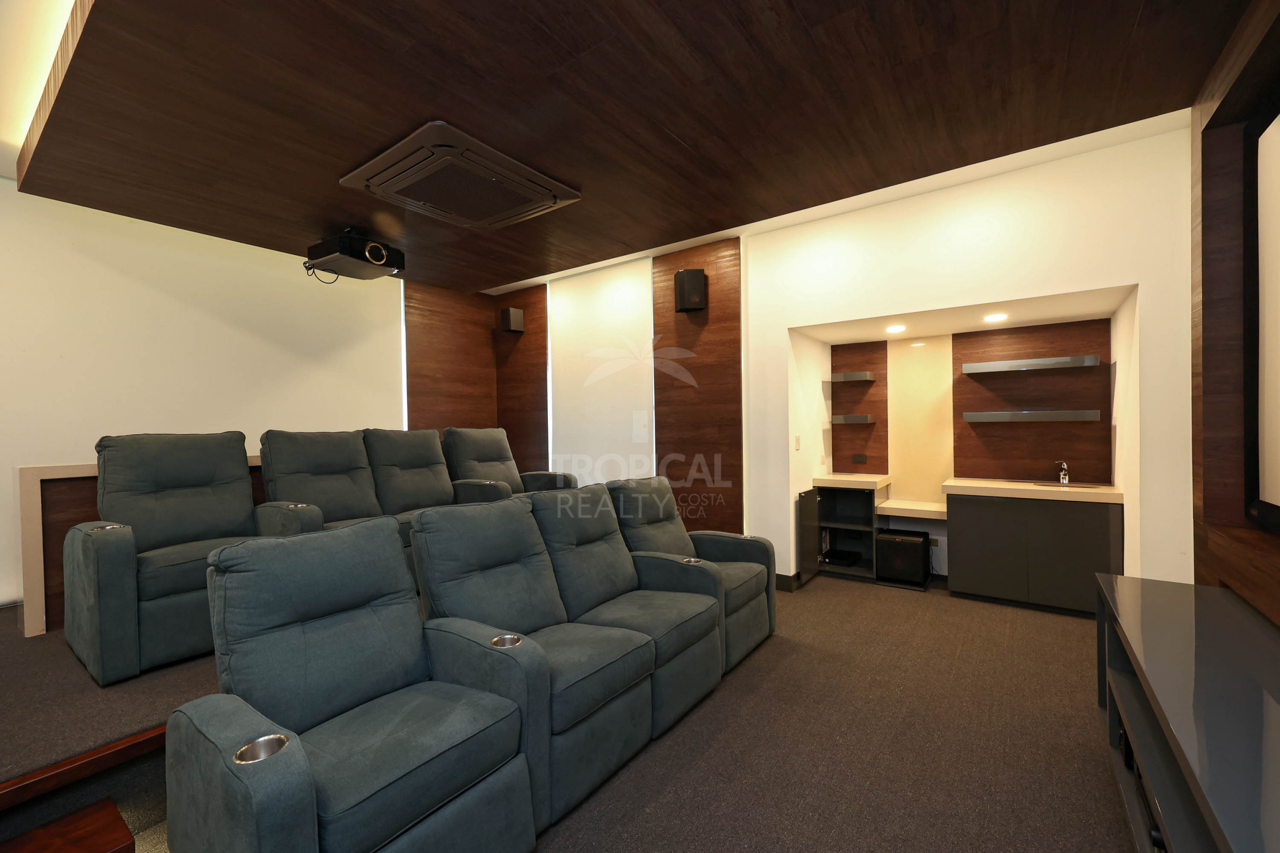 Luxury Home for Sale in Pinares de Curridabat – Modern Elegance Meets Timeless Comfort