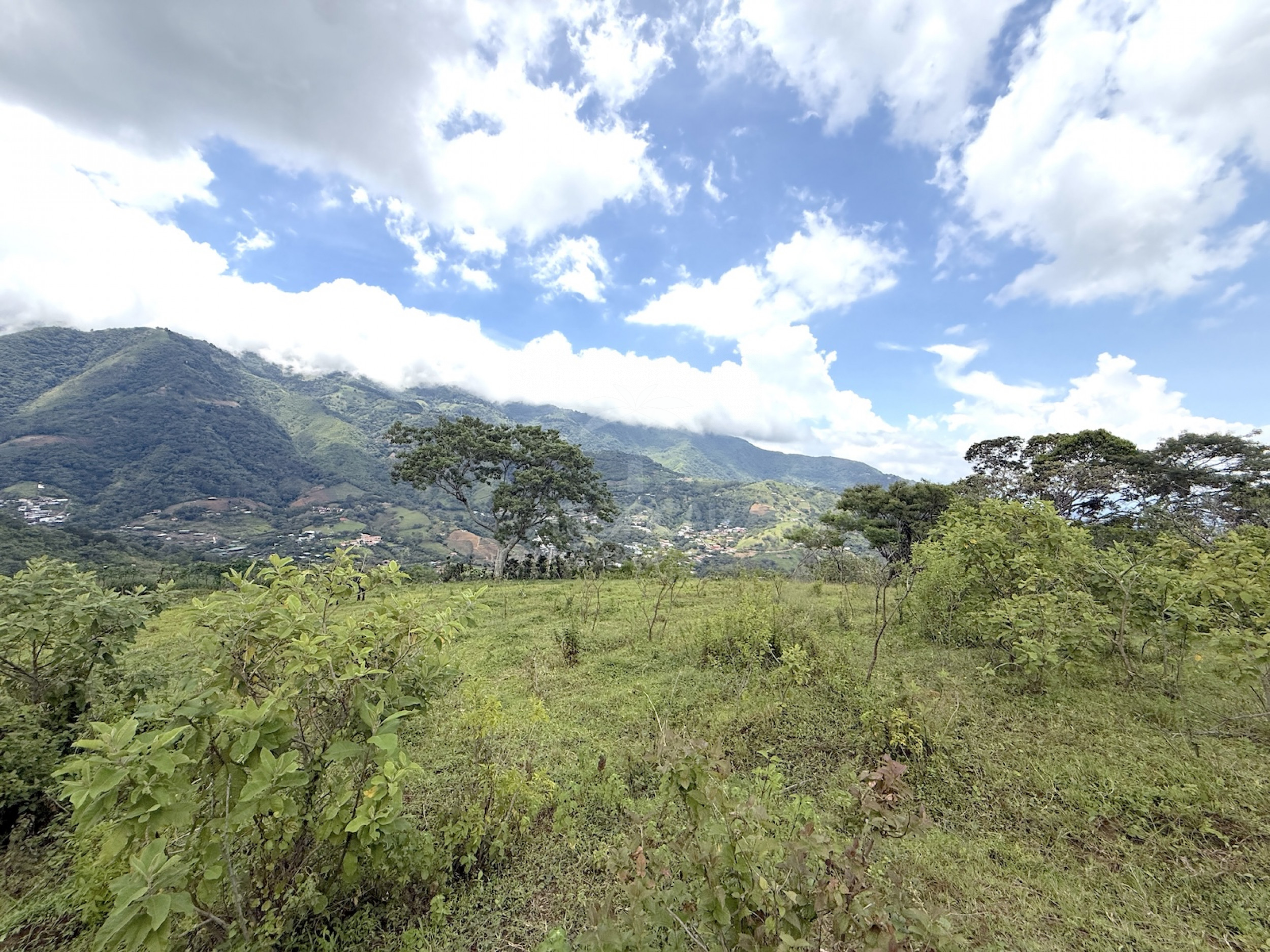 Lote de 11,000 m² (2.72 Acres) en Venta en Salitral de Santa Ana, Carretera a Escazú