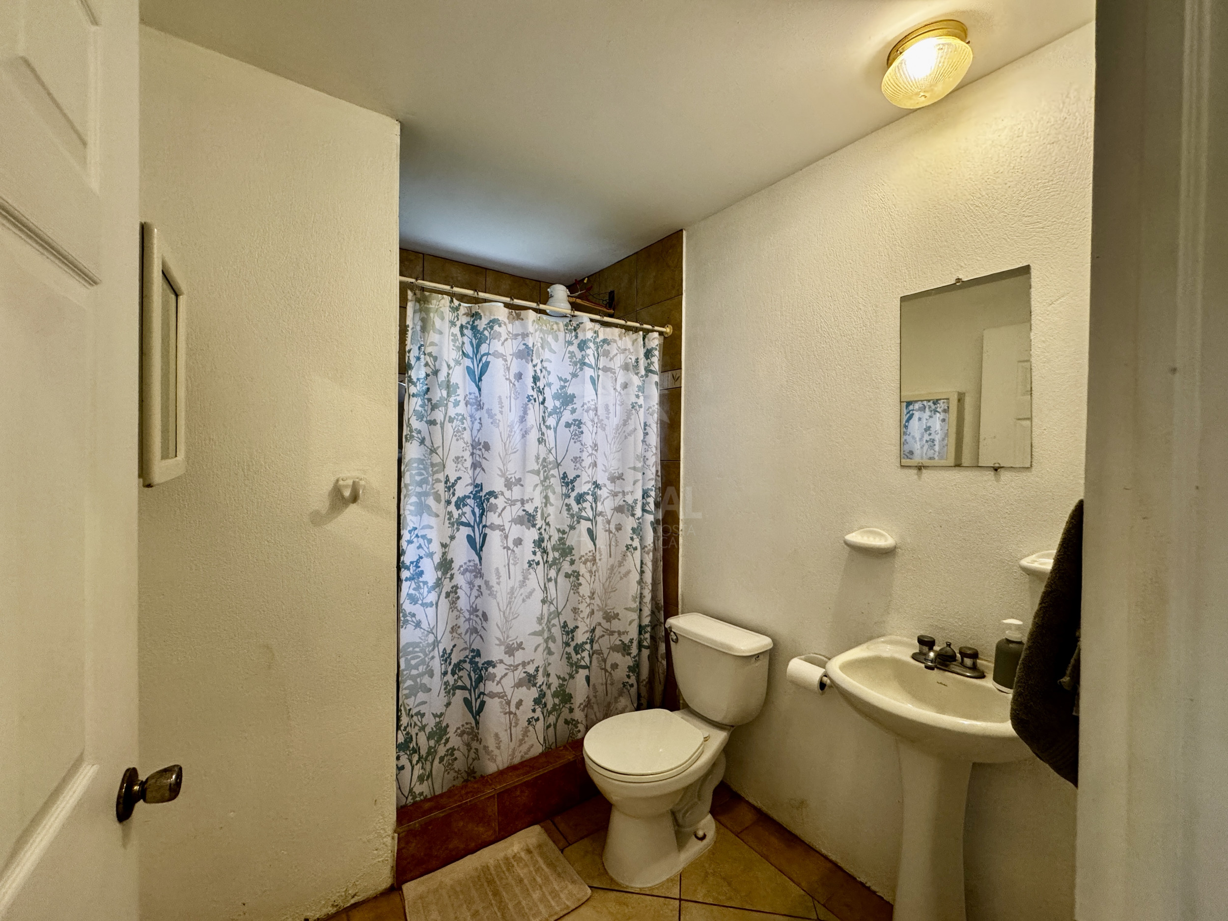 Apartamento en alquiler en Montezuma, tres habitaciones, su hogar frente al paraíso.