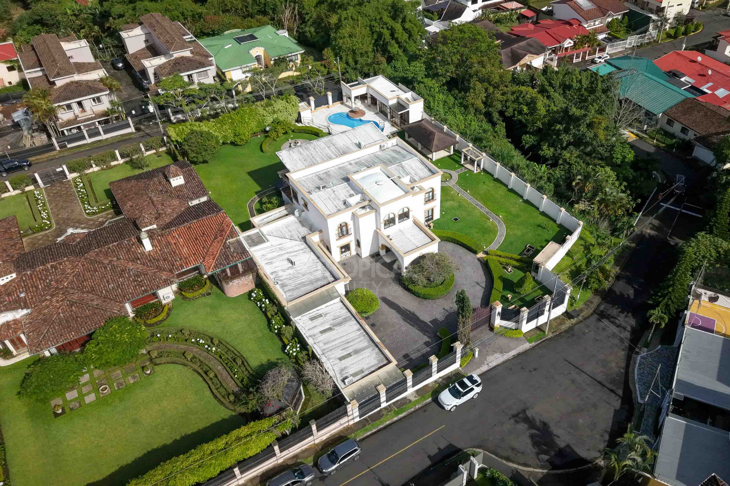 Luxury Home for Sale in Pinares de Curridabat – Modern Elegance Meets Timeless Comfort