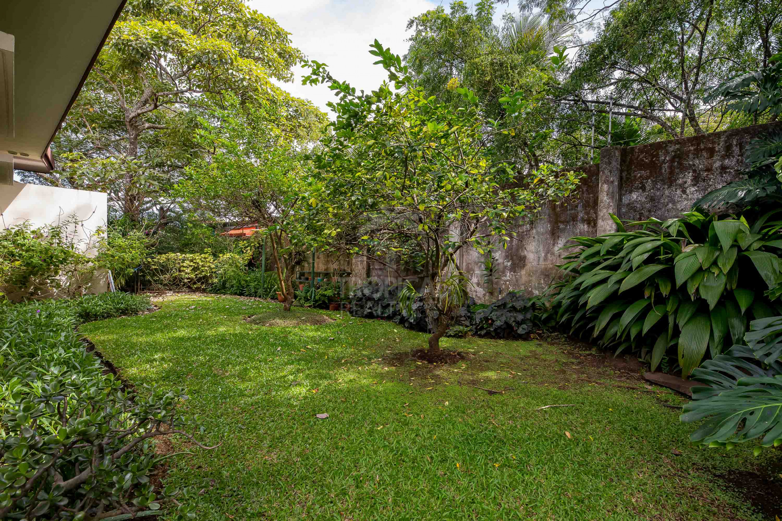 Casa Bougainvillea – Single-Story Luxury Home in Santa Ana with Expansive Private Garden