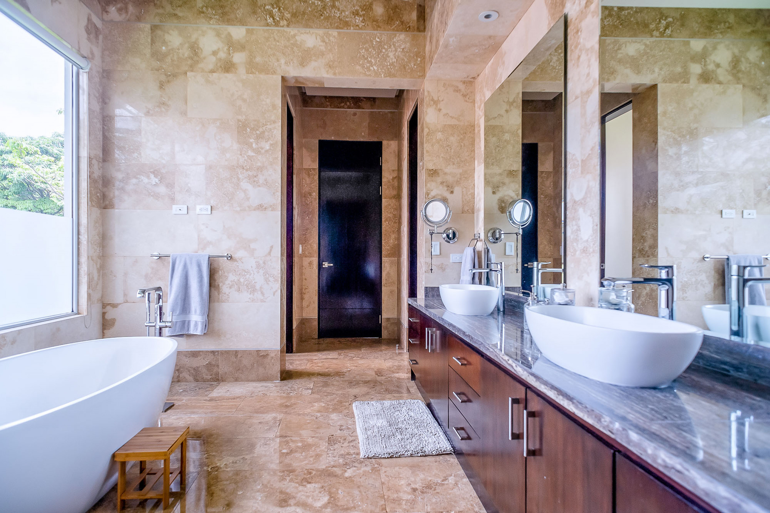 Luxurious Living: Casa Illuminata - Where Contemporary Elegance Meets Natural Splendor