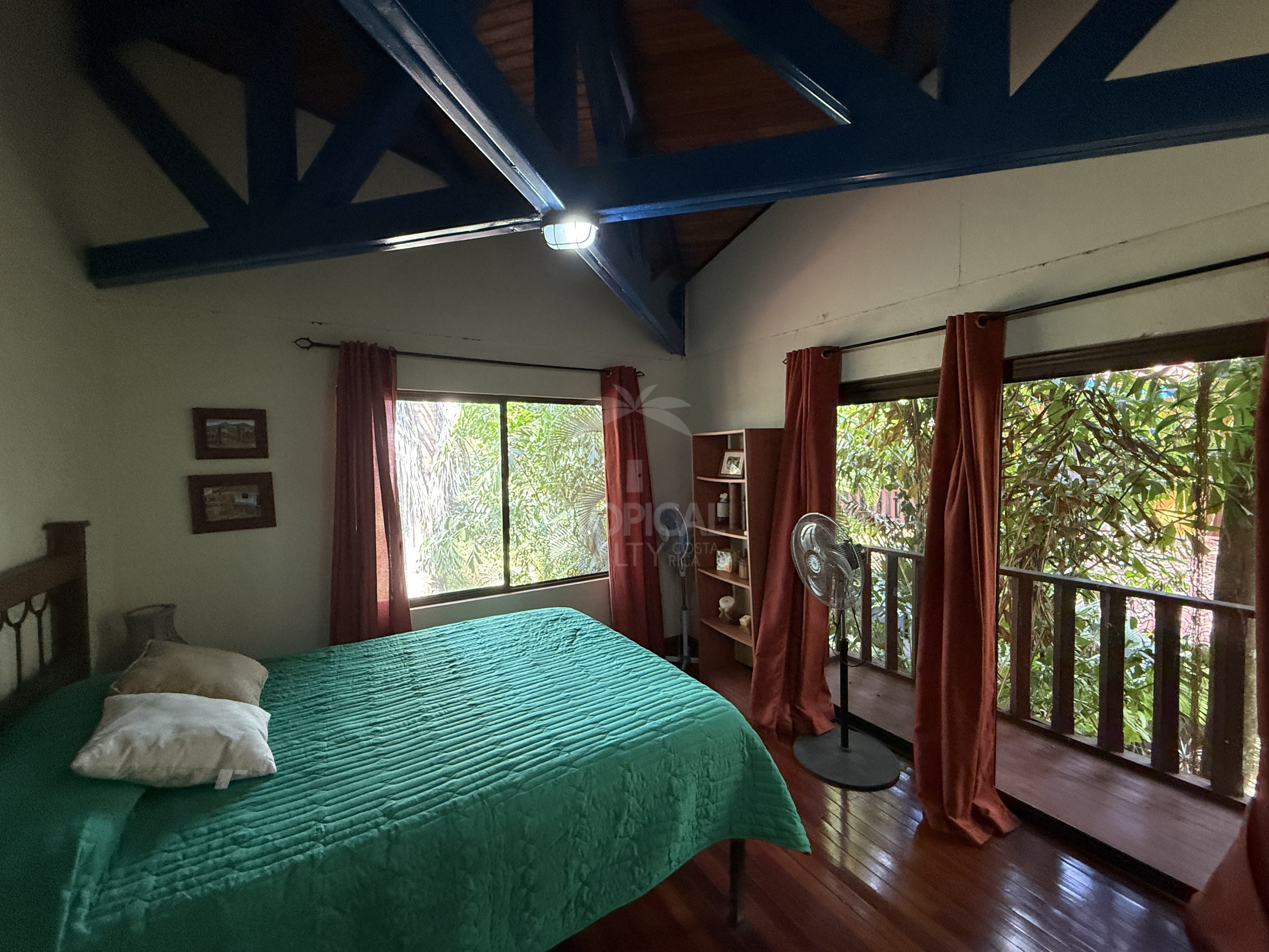 Property for sale with 3 houses and a cabin in Esparza!