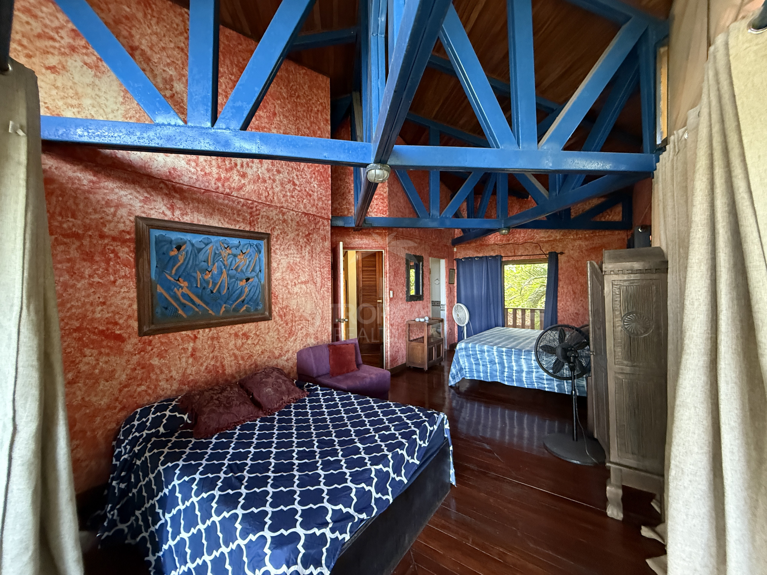 Property for sale with 3 houses and a cabin in Esparza!