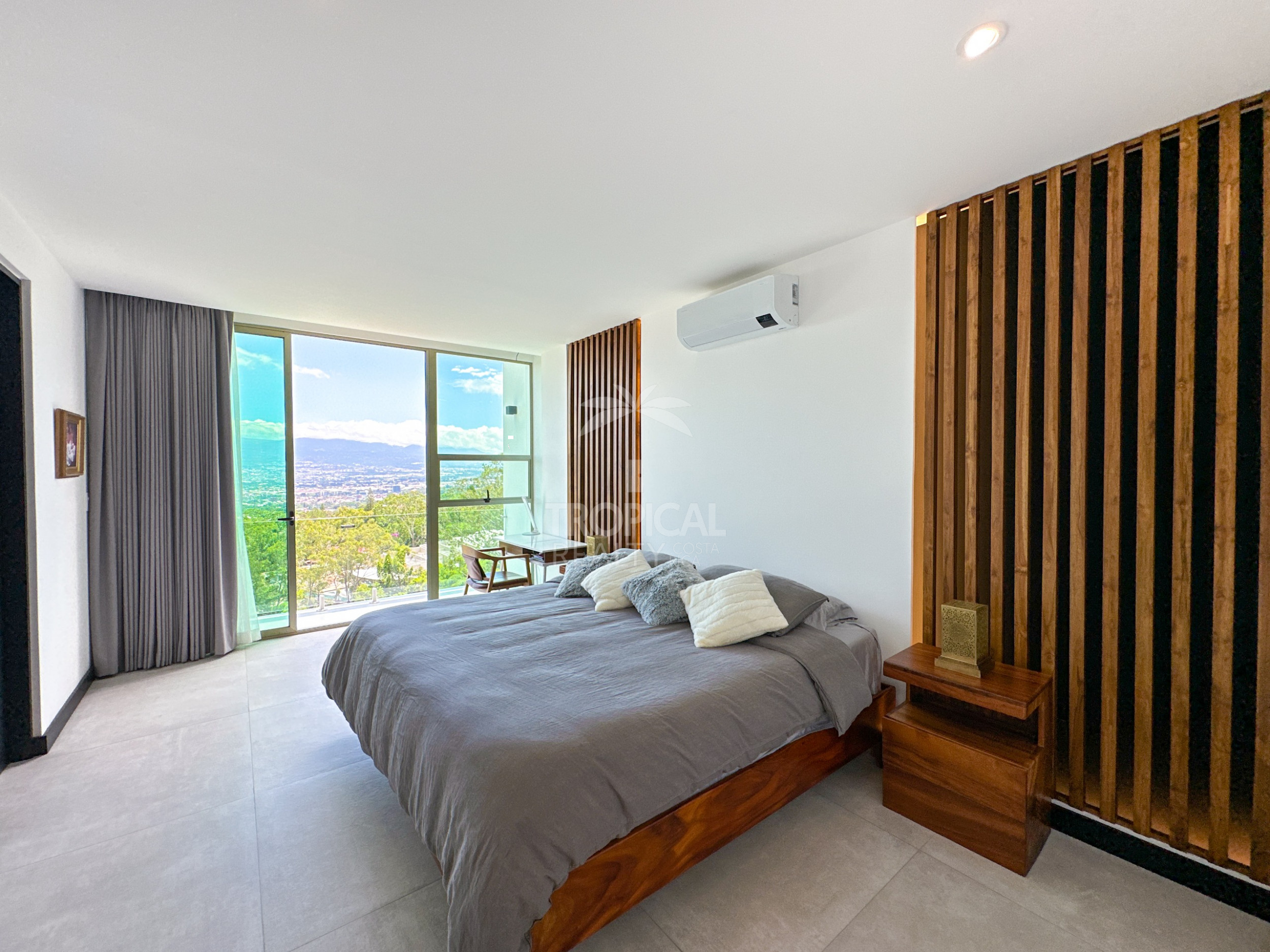 Modern Luxury Home with Panoramic City Views in Exclusive Opportunity!